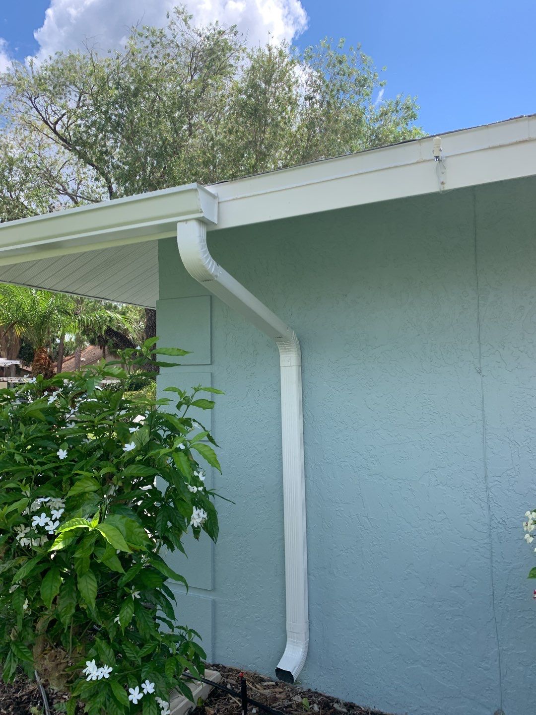 Aluminum Seamless Gutters using White Seamless Gutters in Sarasota FL by Gutter Professors