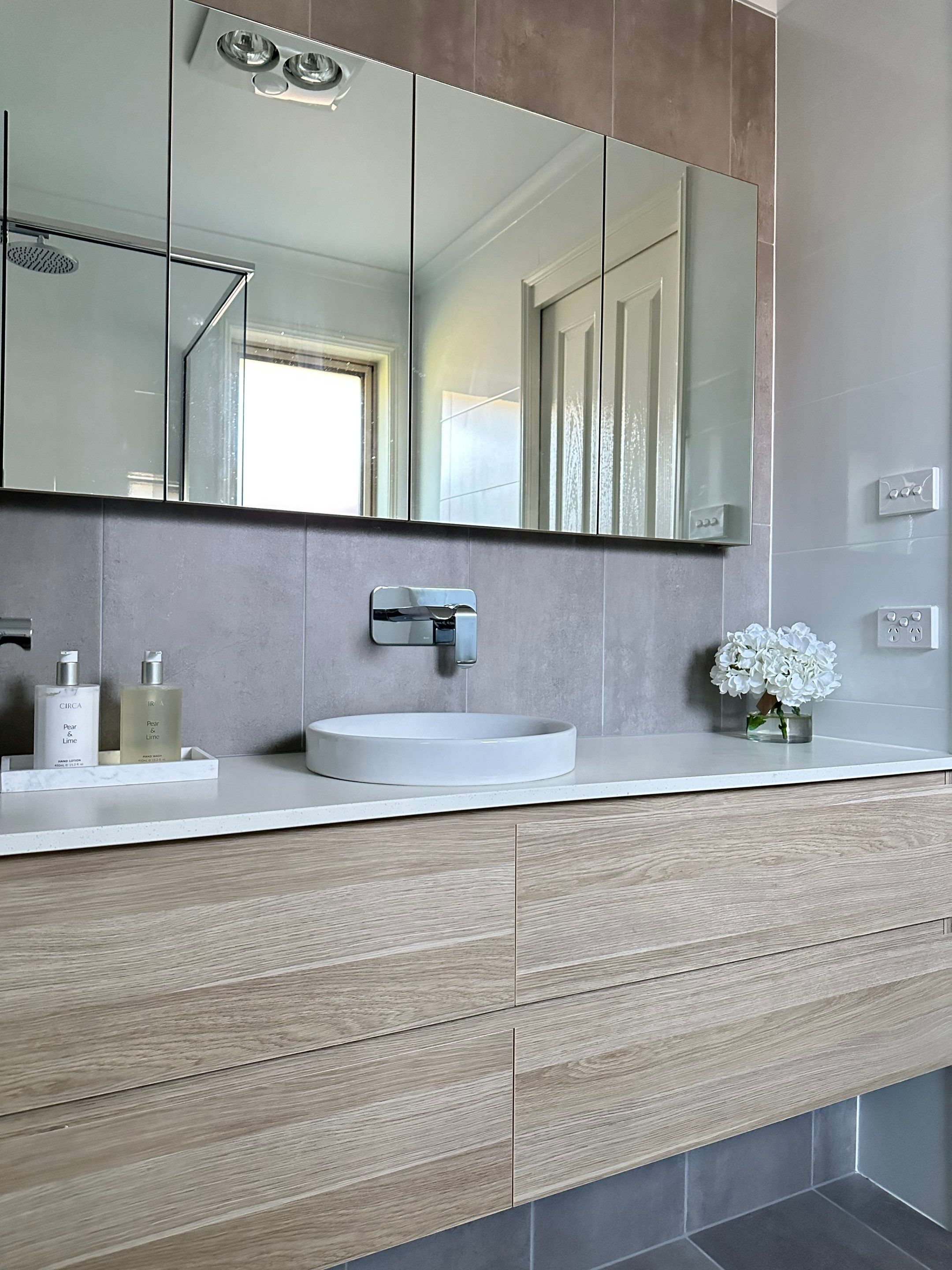 Main Bathroom, Ensuite, Toilet, Powder Room, and Laundry Renovation by Re-seal Bathrooms