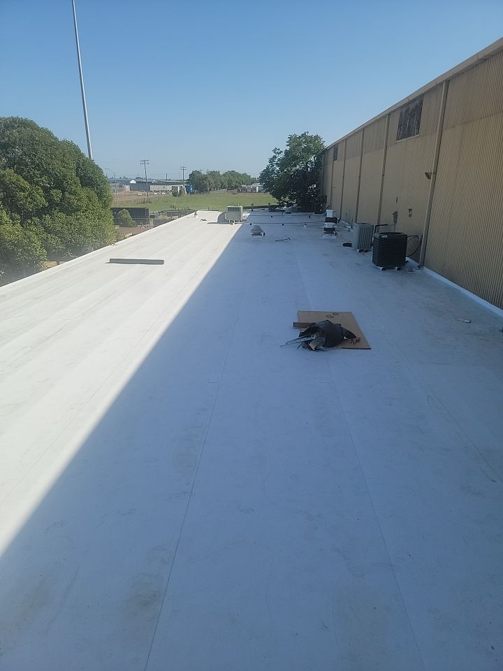 TPO single-ply roofing system using GAF by Straight Edge Roofing Inc