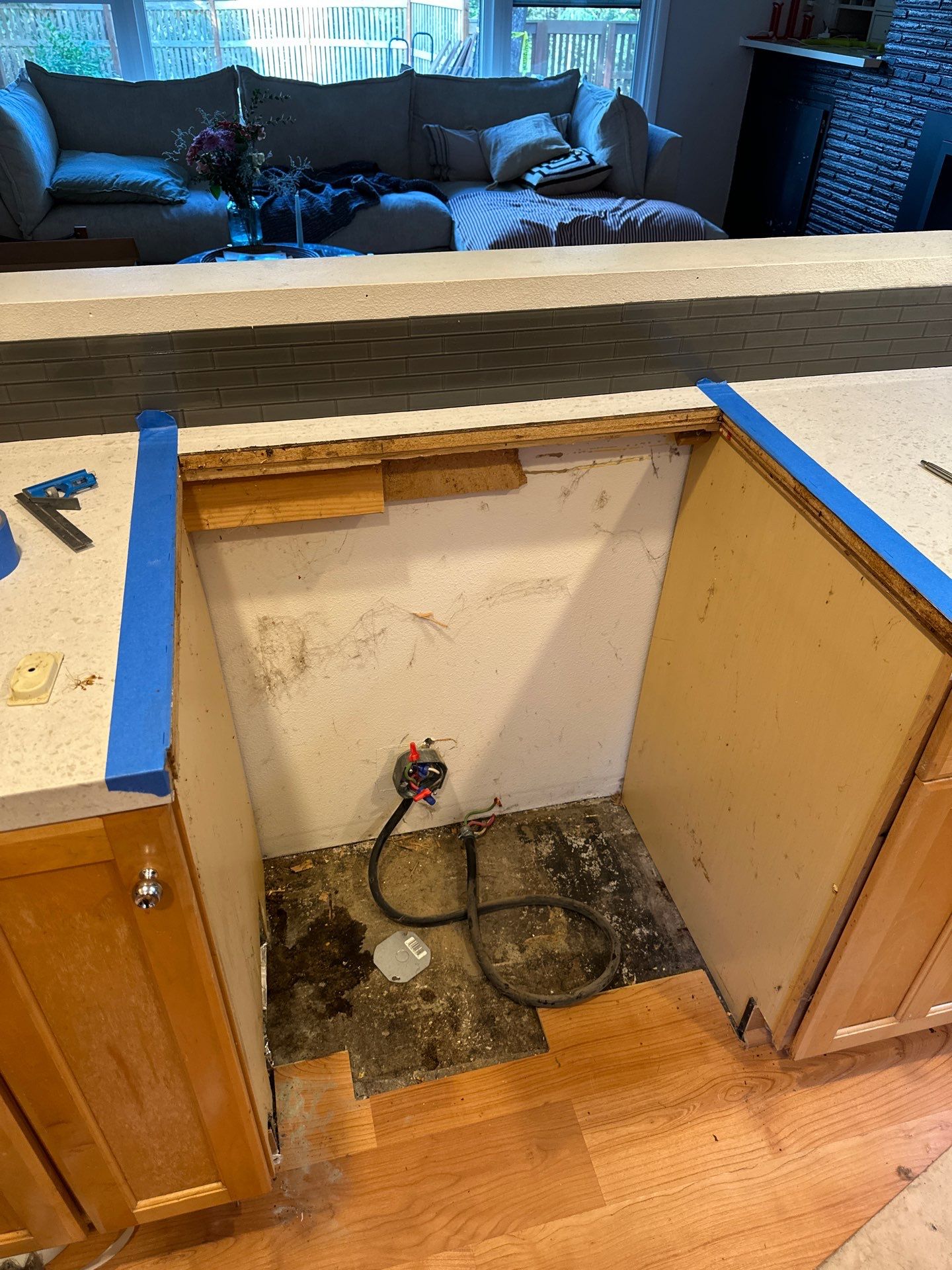 Formica Countertop Cuts/ Downdraft Range Installation by RoundHouse Installations