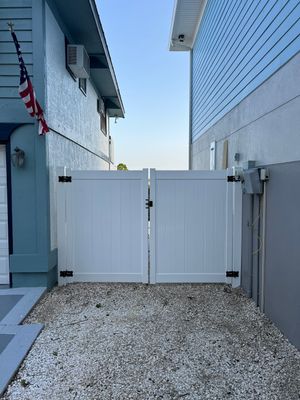 Palmetto, FL 6ft. Tall White Vinyl Privacy Fence 