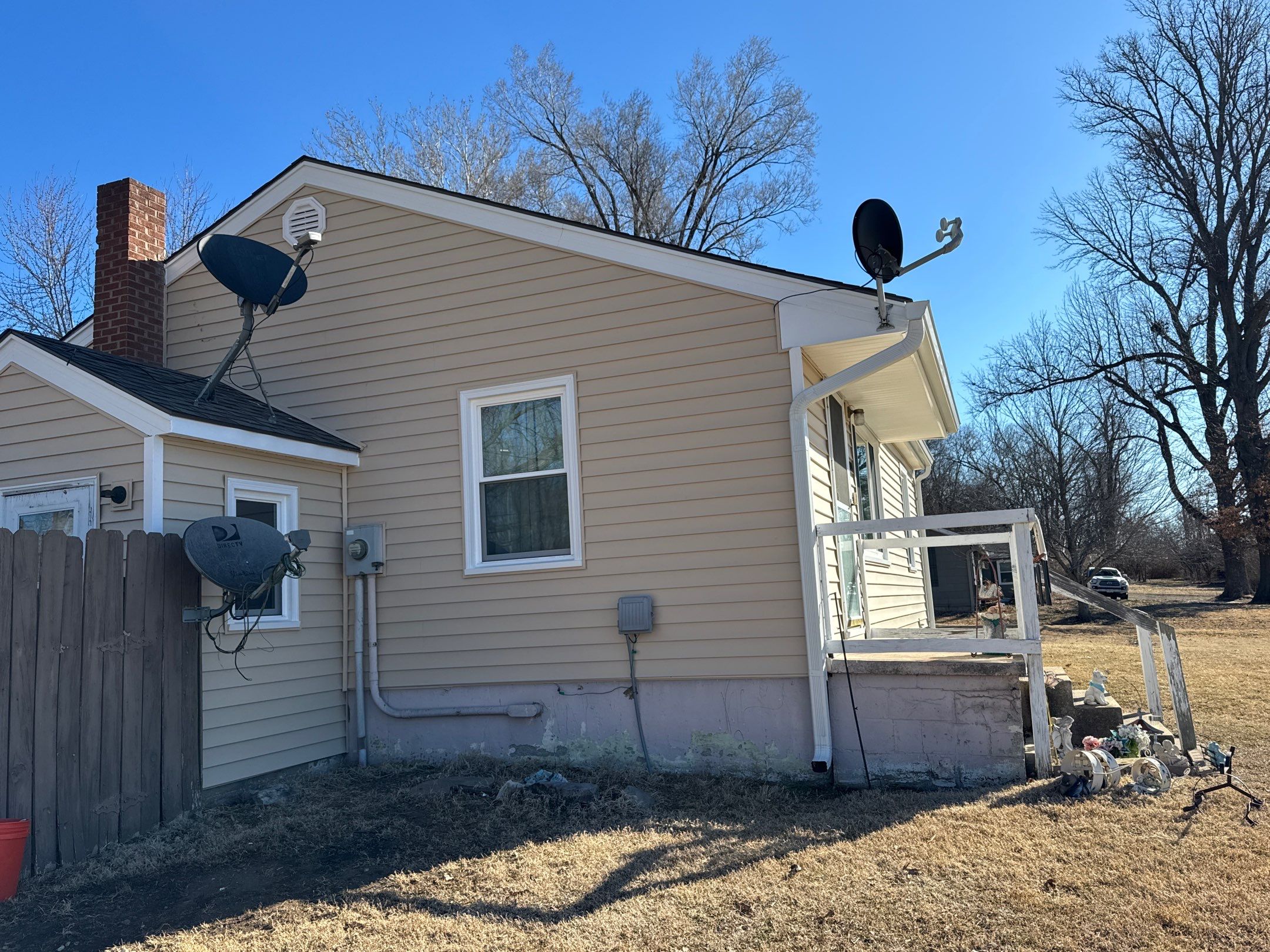 Siding Installation using Extrerior Porfolio Vinyl Siding  by EEC  Windows, Siding & Roofing 