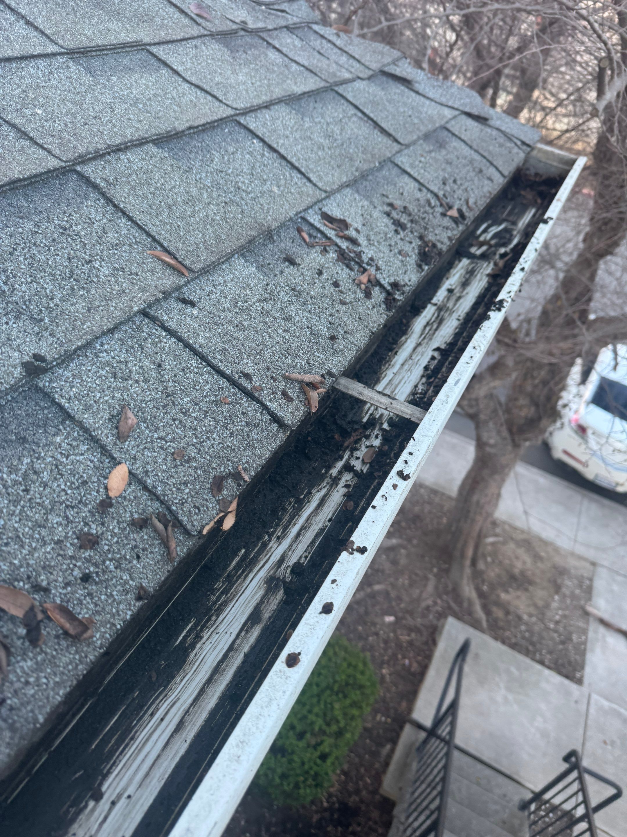 Commercial gutter cleaning Georgia after photo with clean gutters