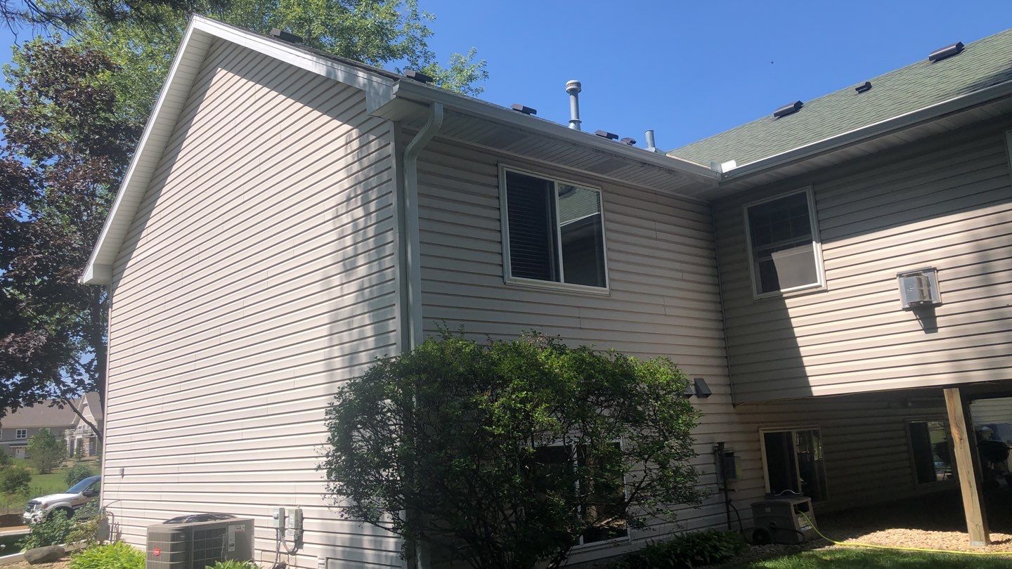 Wayzata, MN – New Seamless Gutter Installation by First Impressions Exteriors