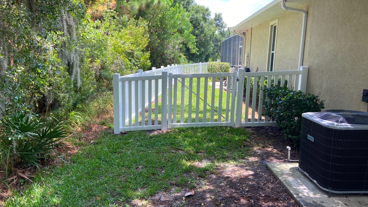 Bradenton, FL Vinyl Picket Fence Installation using White Vinyl Picket Fence by Asap fence and gates, LLC