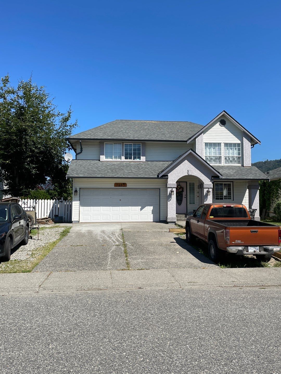 Residential ReRoofing Installation using OC Oakridge shingles by Top Notch Roofing Inc