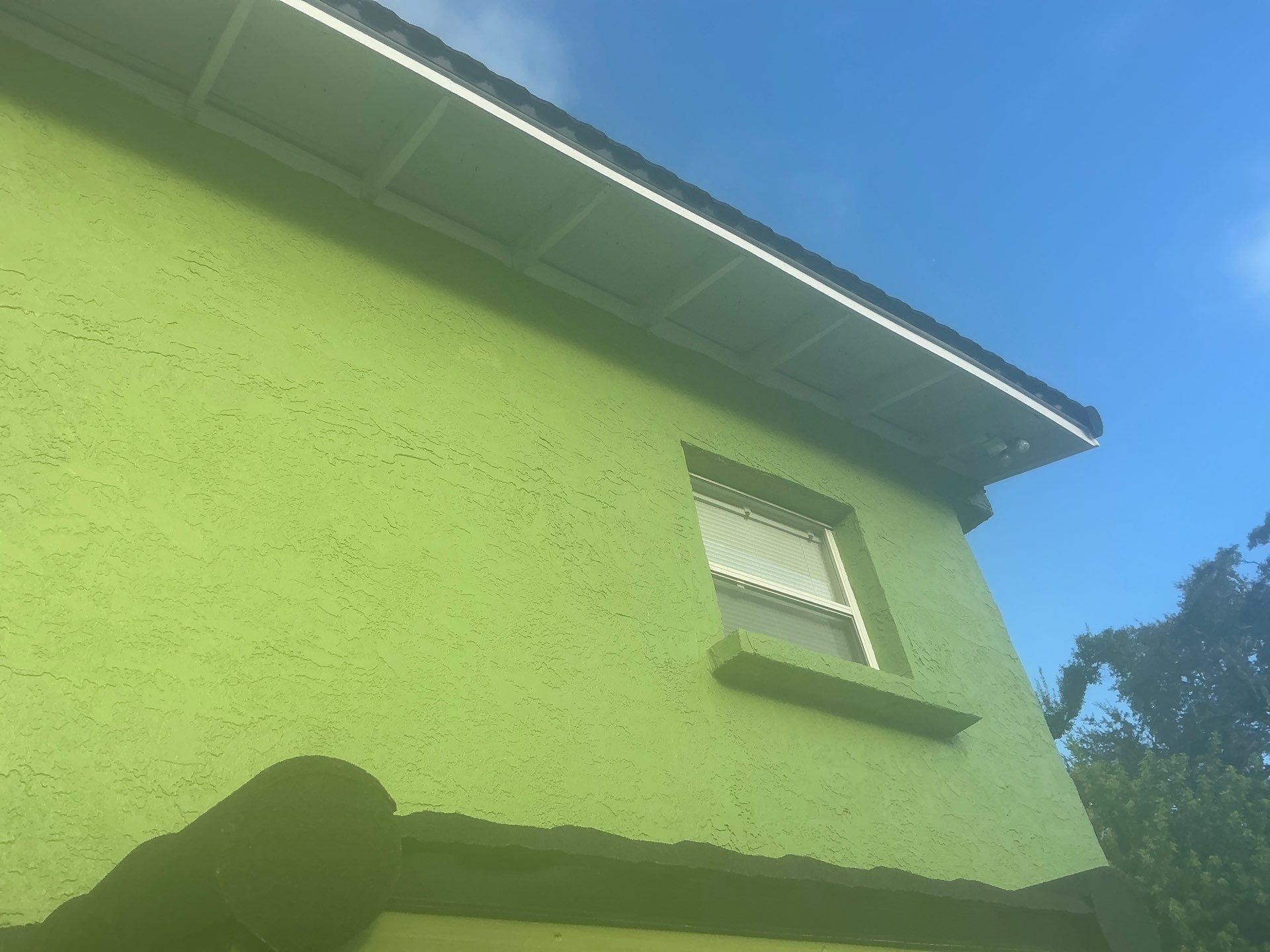 White Aluminum Soffit and Fascia in St.Petersburg FL by Gutter Professors