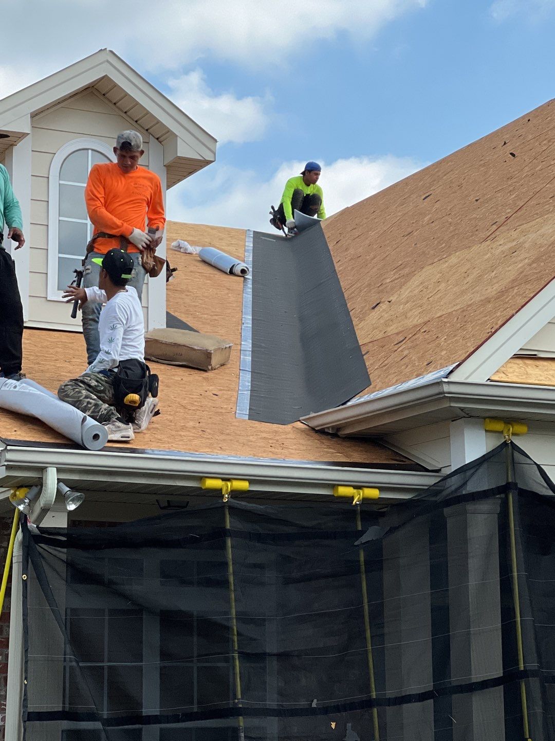 Residential Roofing Installation using Owens Corning Oakridge Roofing System by Undersun Roofing 