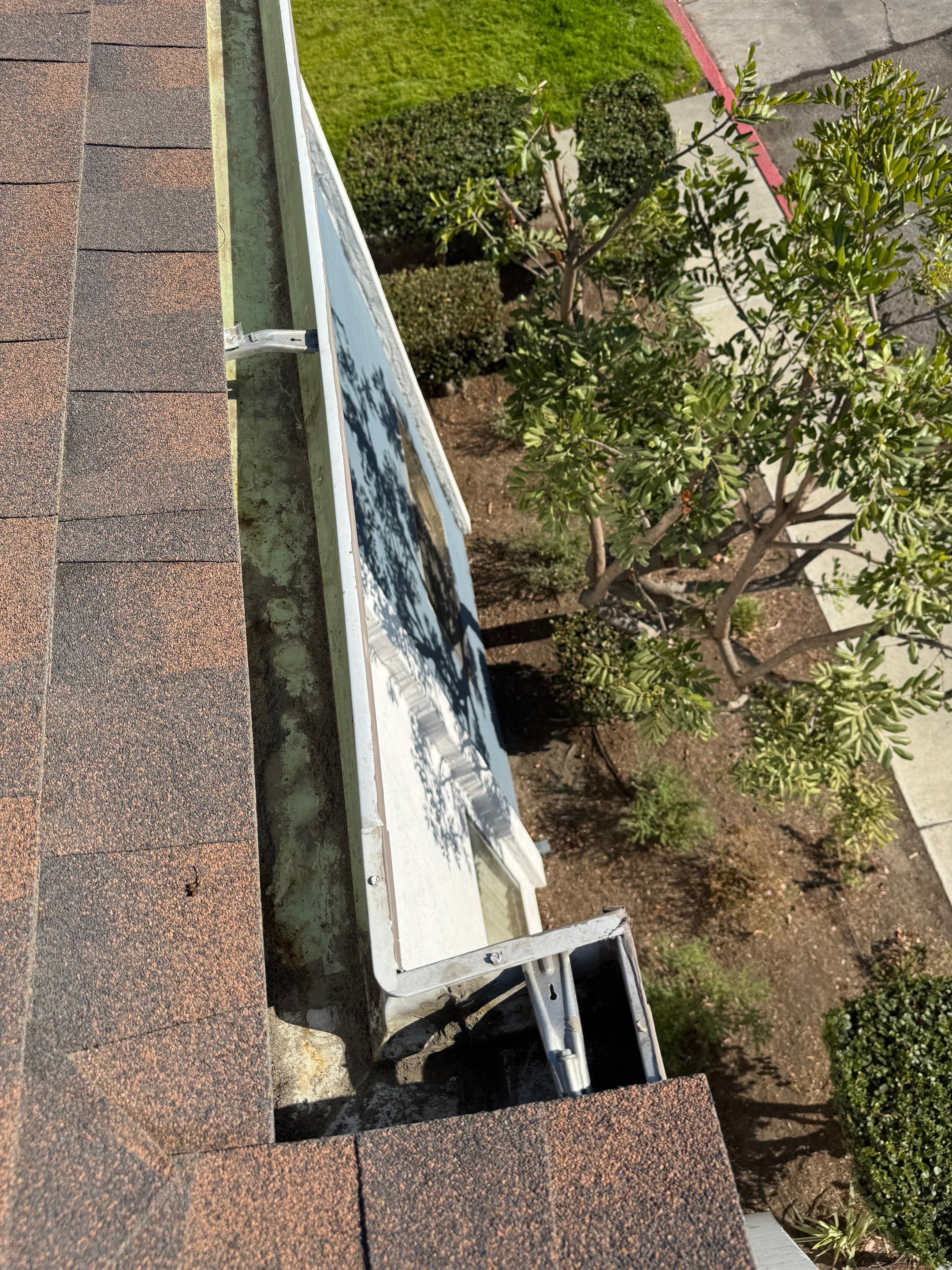 HOA gutter cleaning after photo.