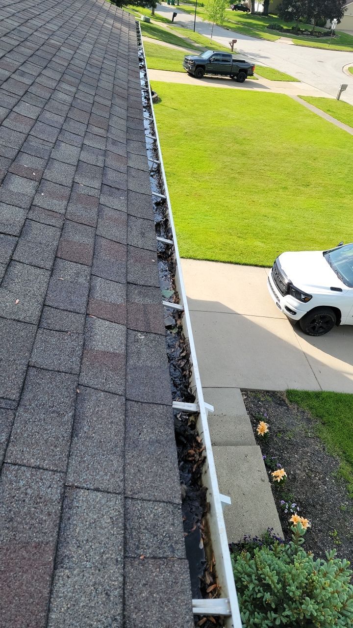 Brand: Atlas Pinnacle Color: Pristine Scotchgarde Pewter Drip: White by Eagle Eye Roofing