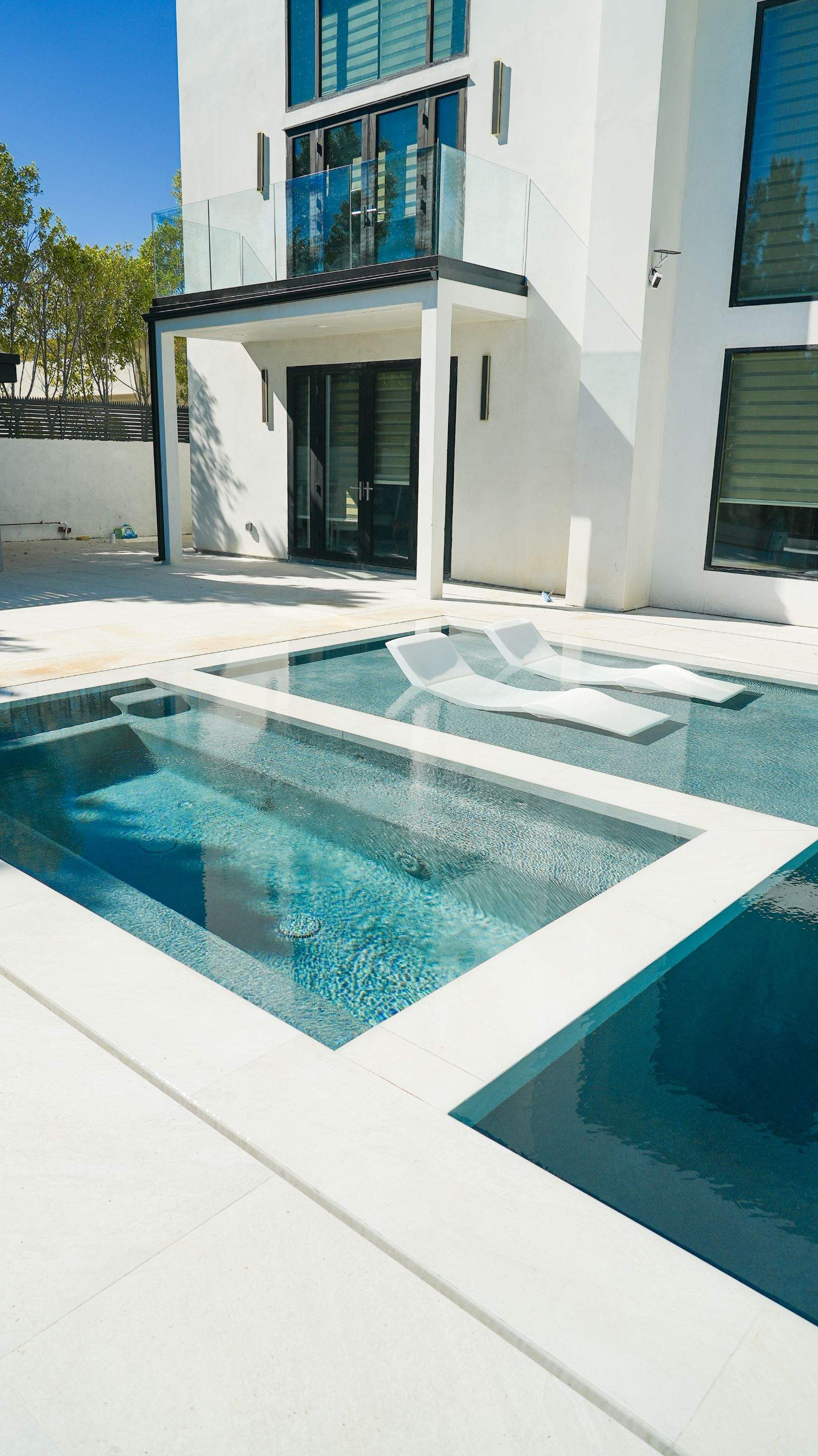 Zero-edge Pool & Backyard Trnasformation by Lax Home Inc 
