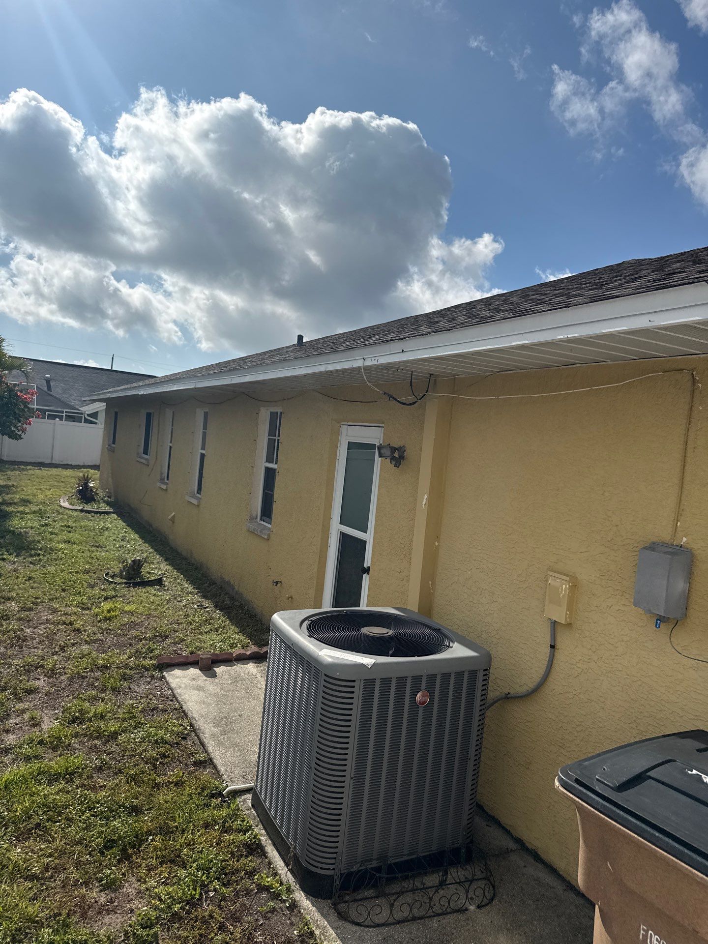 6 Inch Seamless Gutters using White Seamless Gutters in Cape Coral FL by Gutter Professors