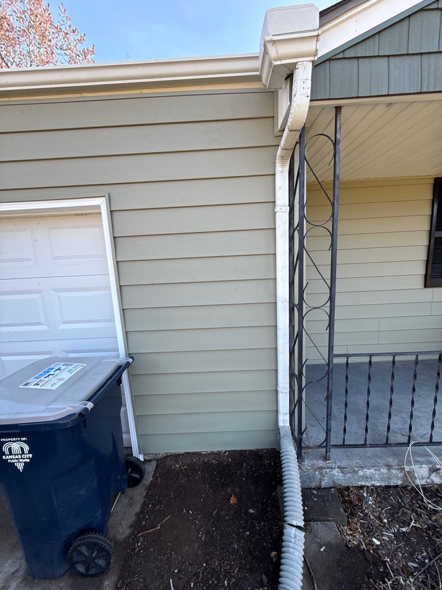 A whole new look for this Gladstone Home by EEC Windows, Siding & Roofing