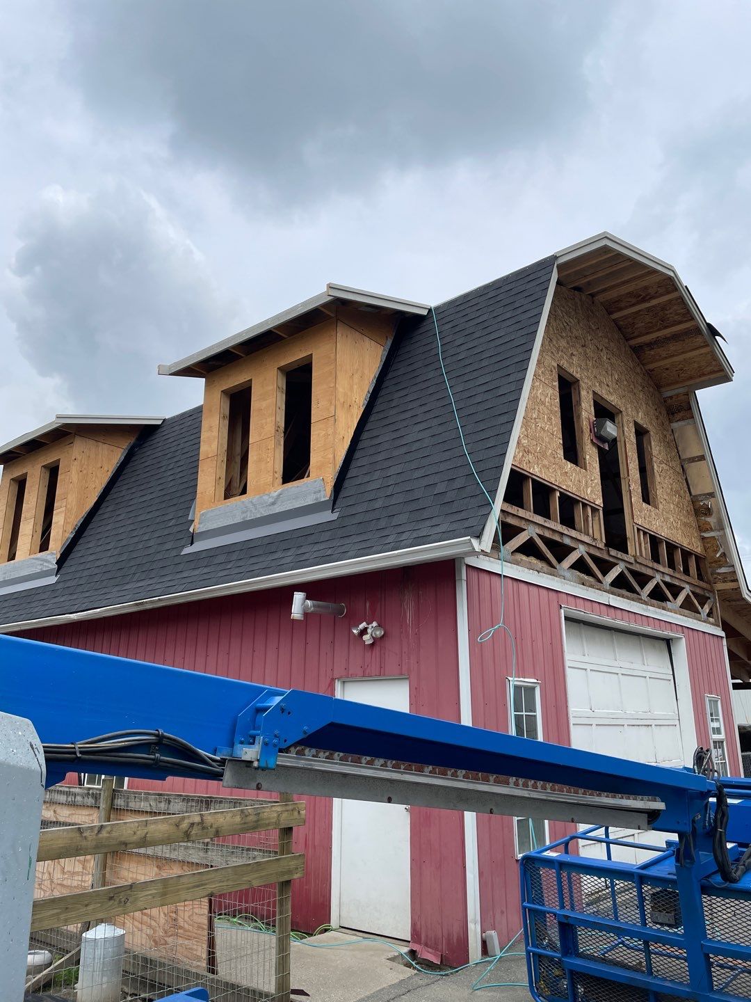 Residential Roofing Installation using OC Oakridge shingles by Top Notch Roofing Inc
