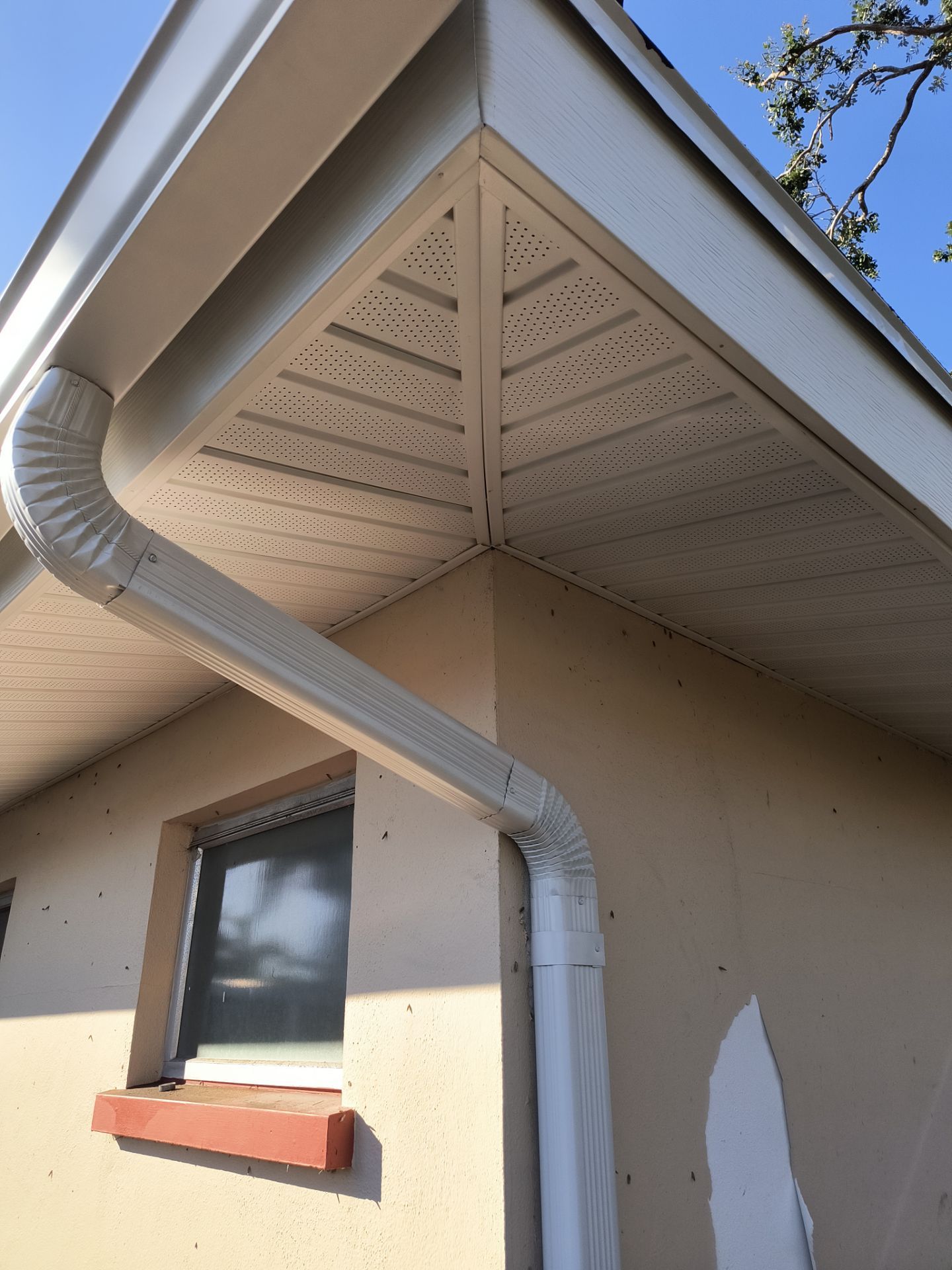 White Soffit and Fascia Upgrade in Sarasota FL by Gutter Professors