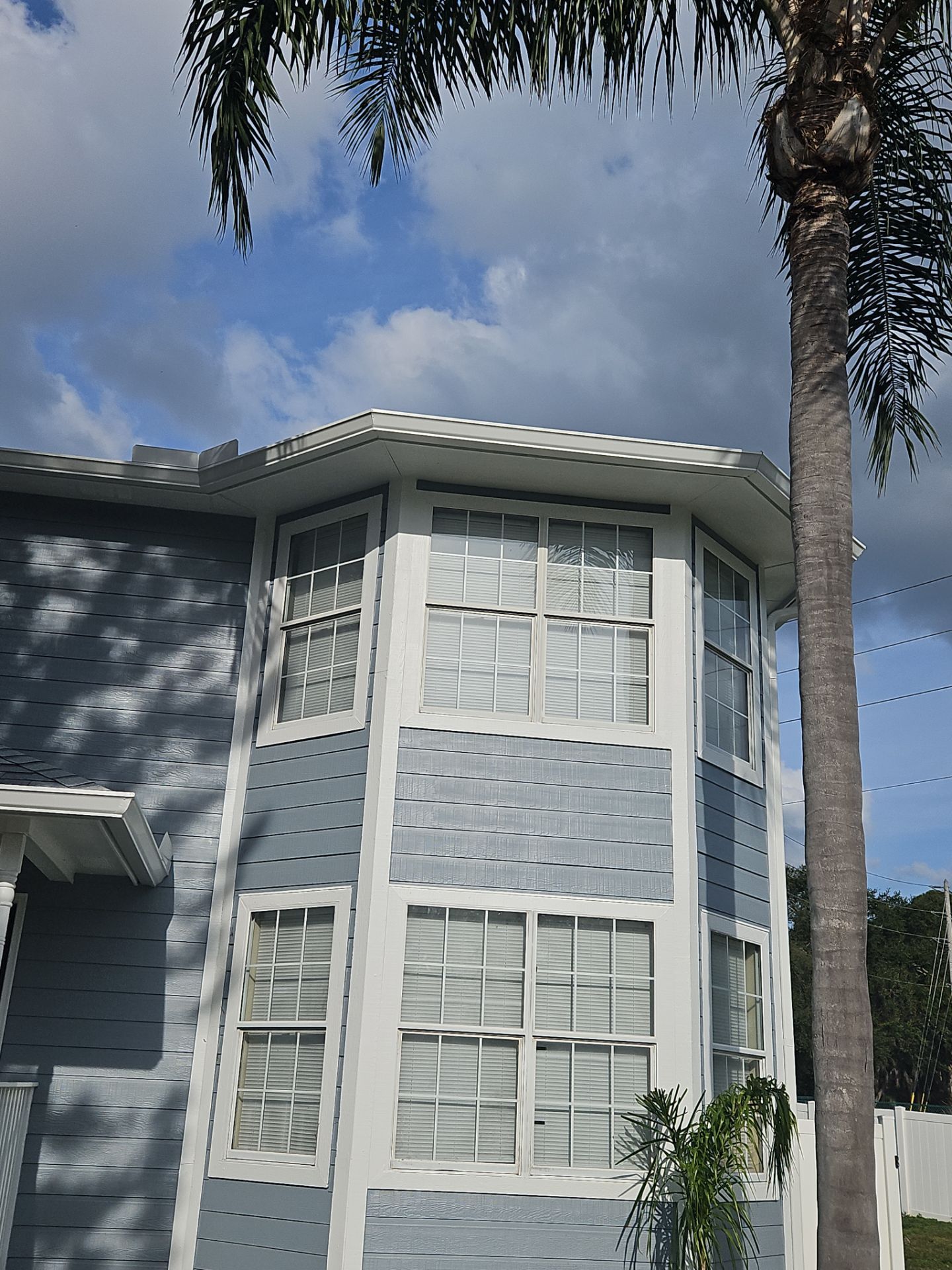 6 Inch Seamless Gutters using White Seamless Gutters in Largo FL by Gutter Professors