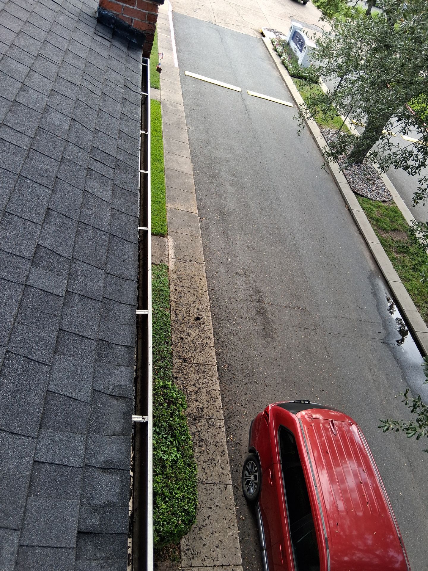 HOA gutter cleaning after photo.