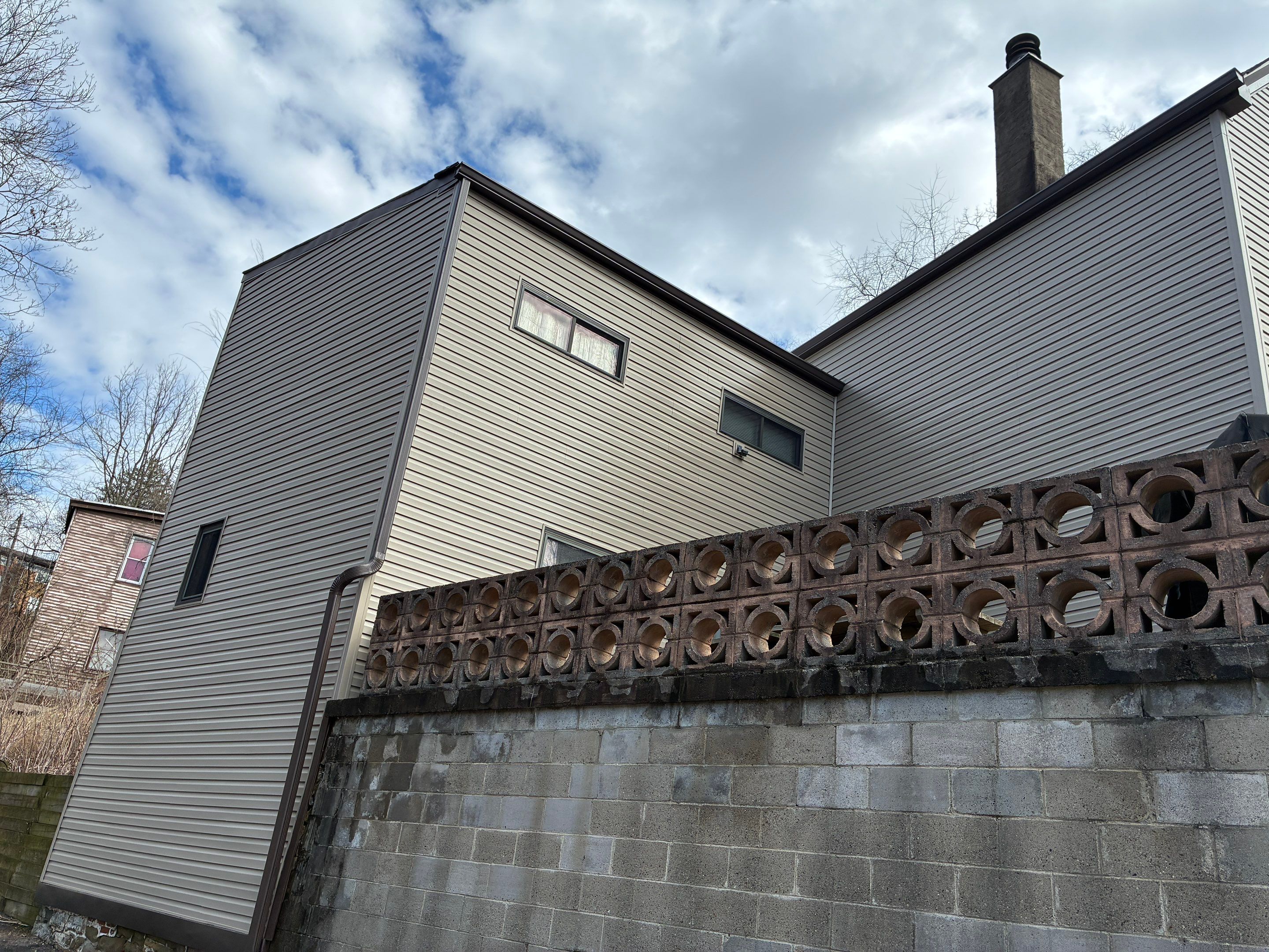 Beautiful Ovation by Mastic Vinyl Siding on the Northside by Ideal Siding Pittsburgh
