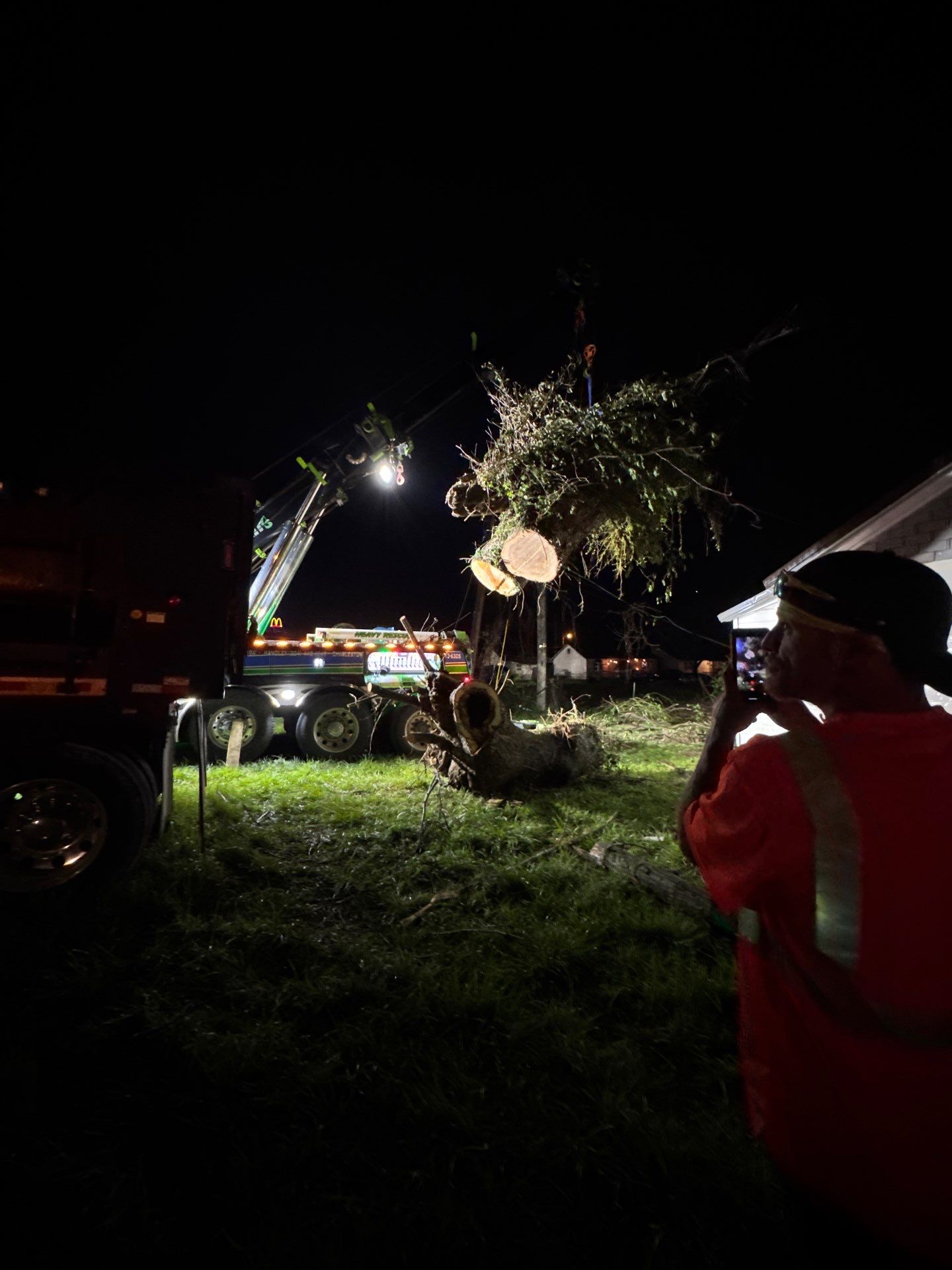 Project in Nitro, WV 	Rotator Crane Lifts Tree Off House | Nitro WV 	•	One Wrong Move Job | Rotator Crane Tree Removal 	•	Heavy Rescue Tree Job | Nitro WV 	•	Extreme Tree Removal Over Home | Nitro WV by Jones Empire LLC