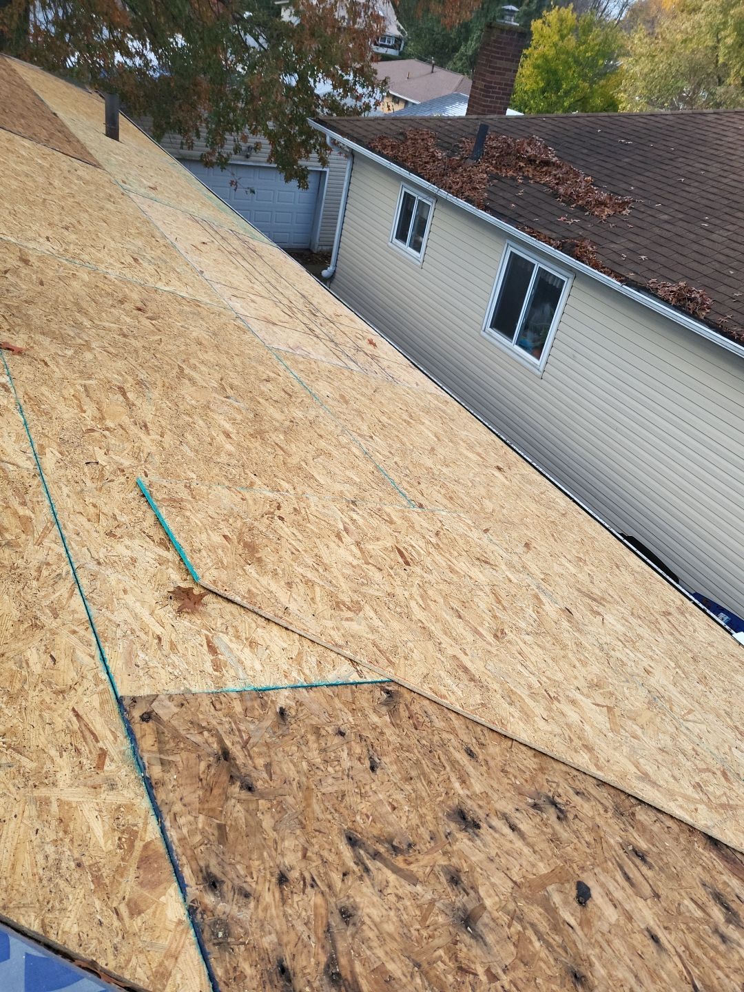 ATLAS PINNACLE COLOR: OYSTER SHELL DRIP EDGE: WHITE by Eagle Eye Roofing