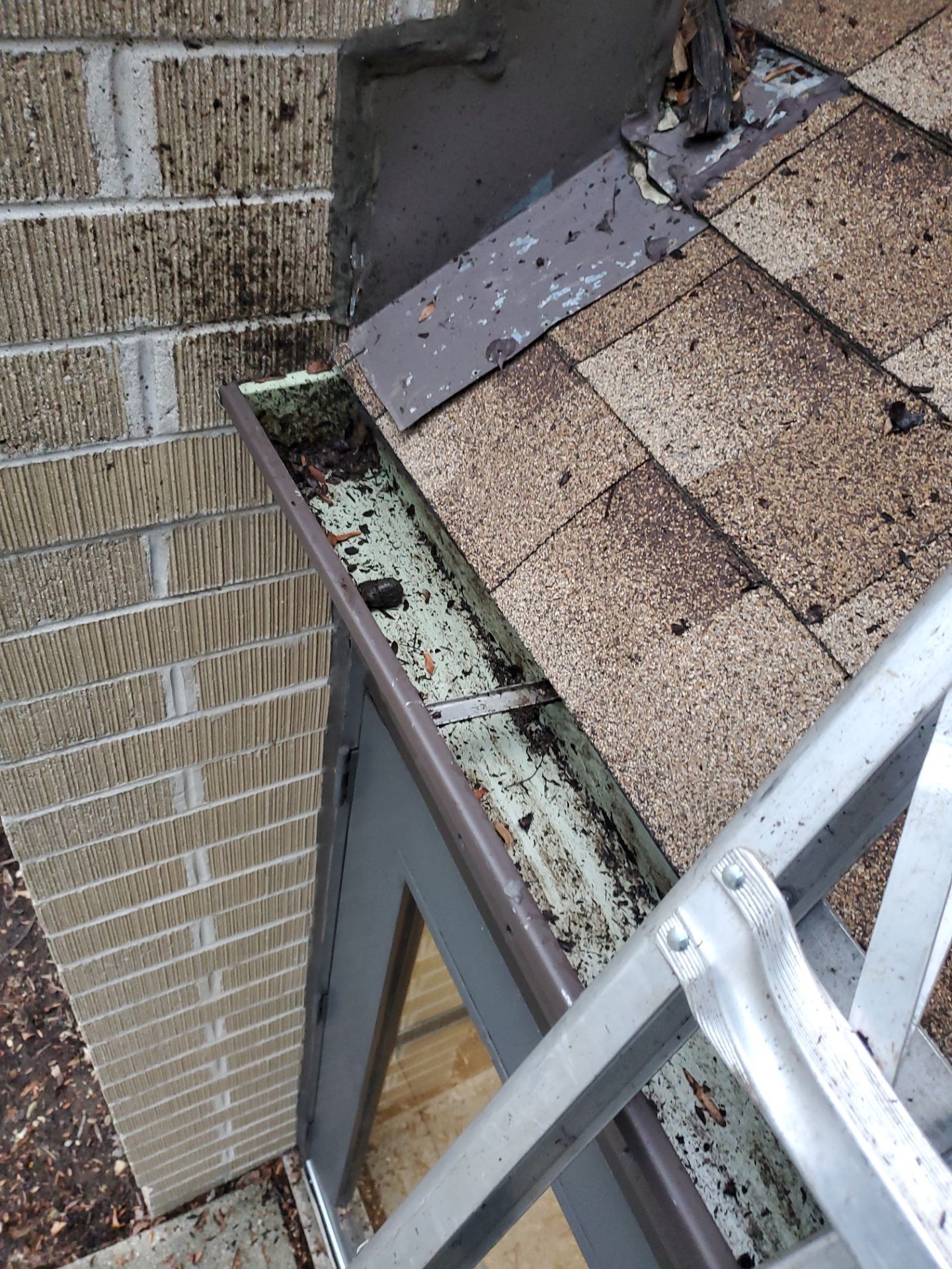 Commercial gutter cleaning Milwaukee after photo with clean gutters