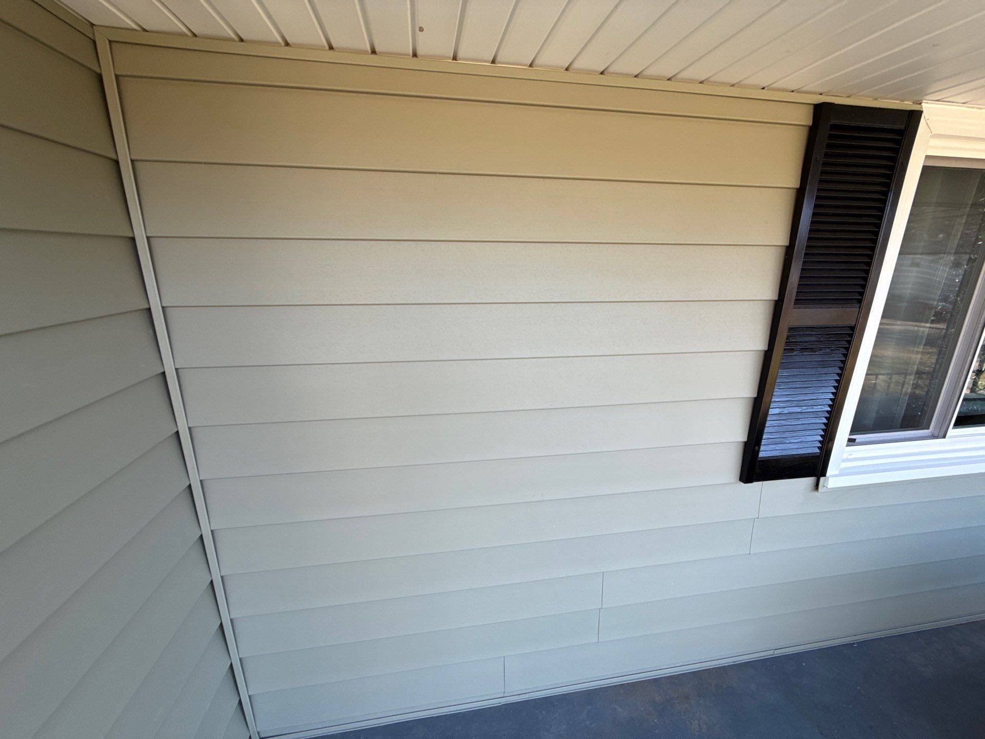 A whole new look for this Gladstone Home by EEC Windows, Siding & Roofing