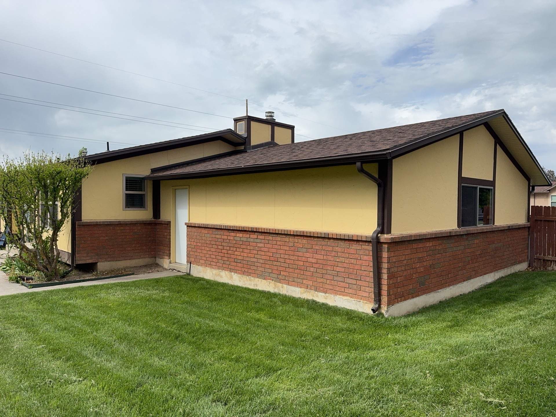 Orem | Hardie B&B and Lap Siding | Cobble Stone & Arctic White by Ideal Siding Utah