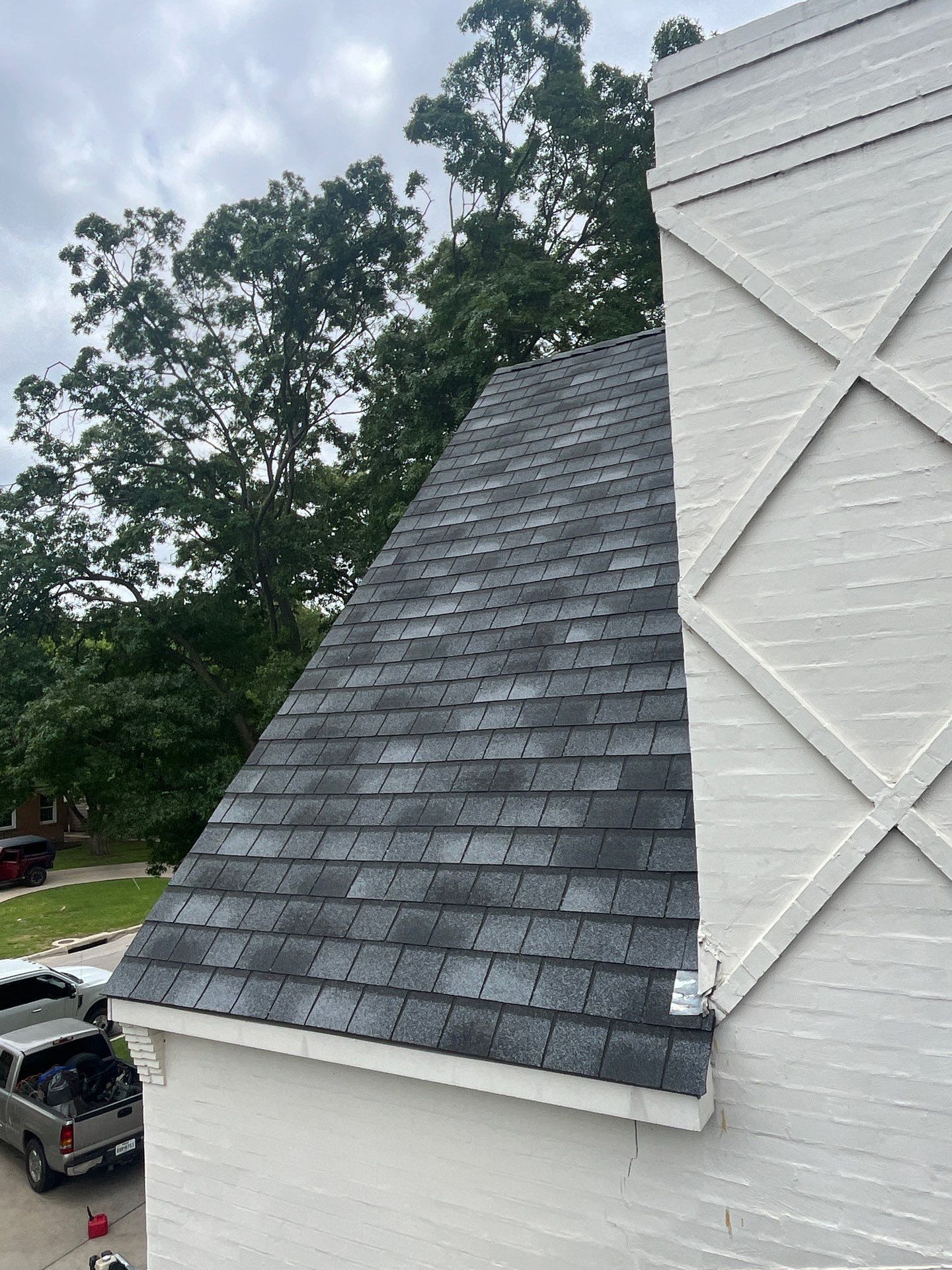 White brick with GAF Slateline English Grey by Tejas Roofworks + Restoration