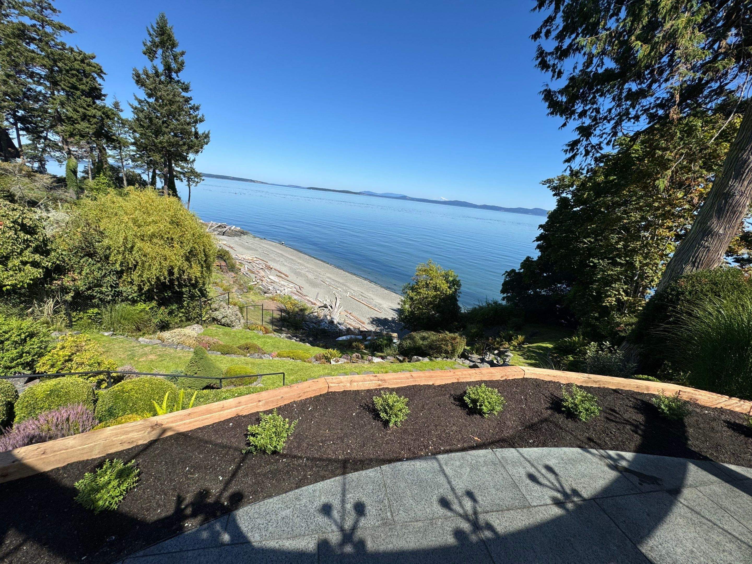 Cordova Bay Residence by Habanero Garden and Exterior Care