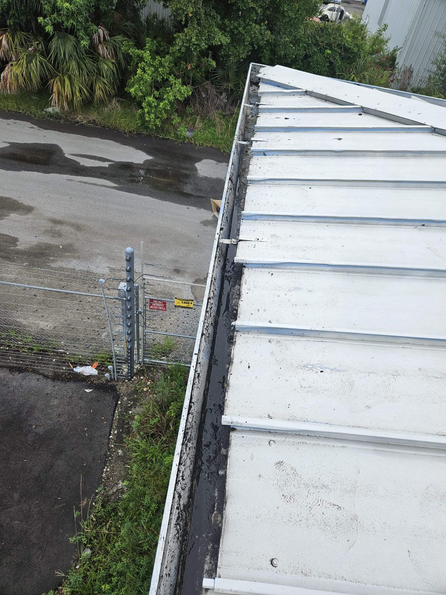 Clean Gutters and Seal Seams in Lakeland FL by Gutter Professors