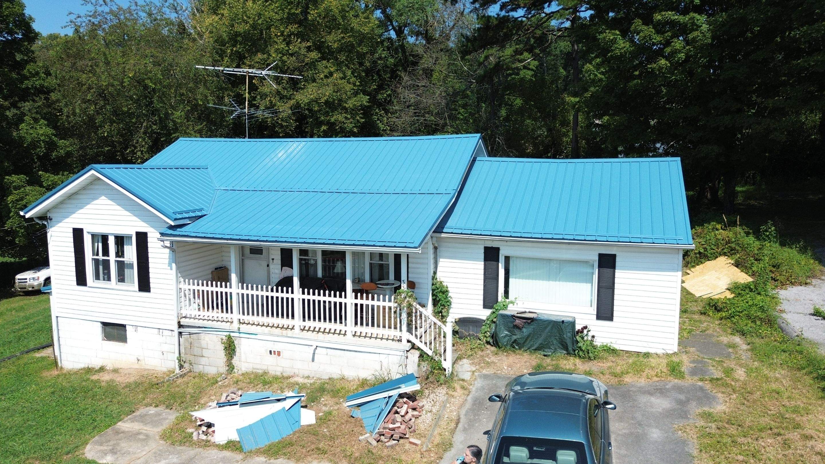 Vichare Residence by Omnia Roofing