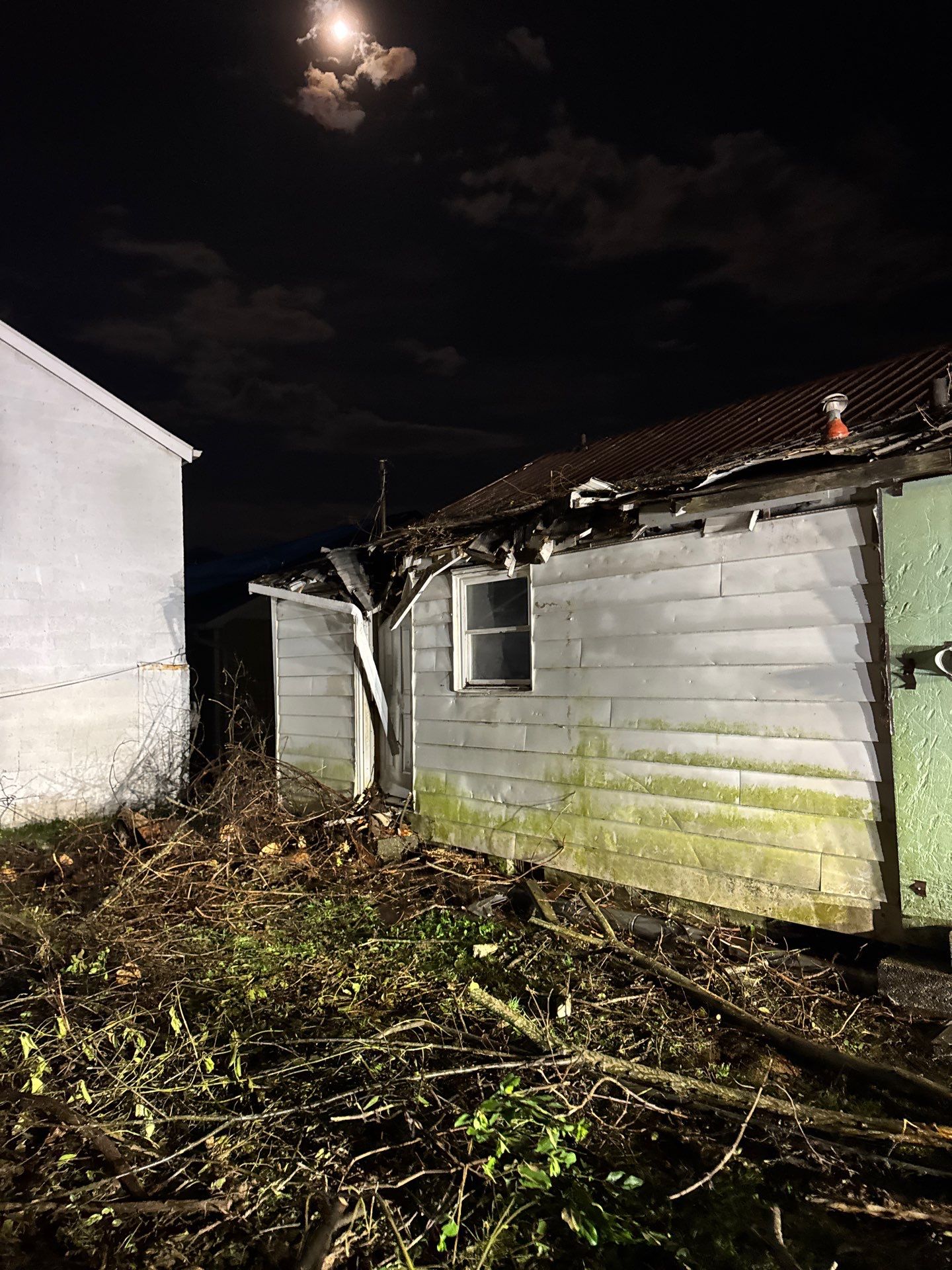 Project in Nitro, WV 	Rotator Crane Lifts Tree Off House | Nitro WV 	•	One Wrong Move Job | Rotator Crane Tree Removal 	•	Heavy Rescue Tree Job | Nitro WV 	•	Extreme Tree Removal Over Home | Nitro WV by Jones Empire LLC