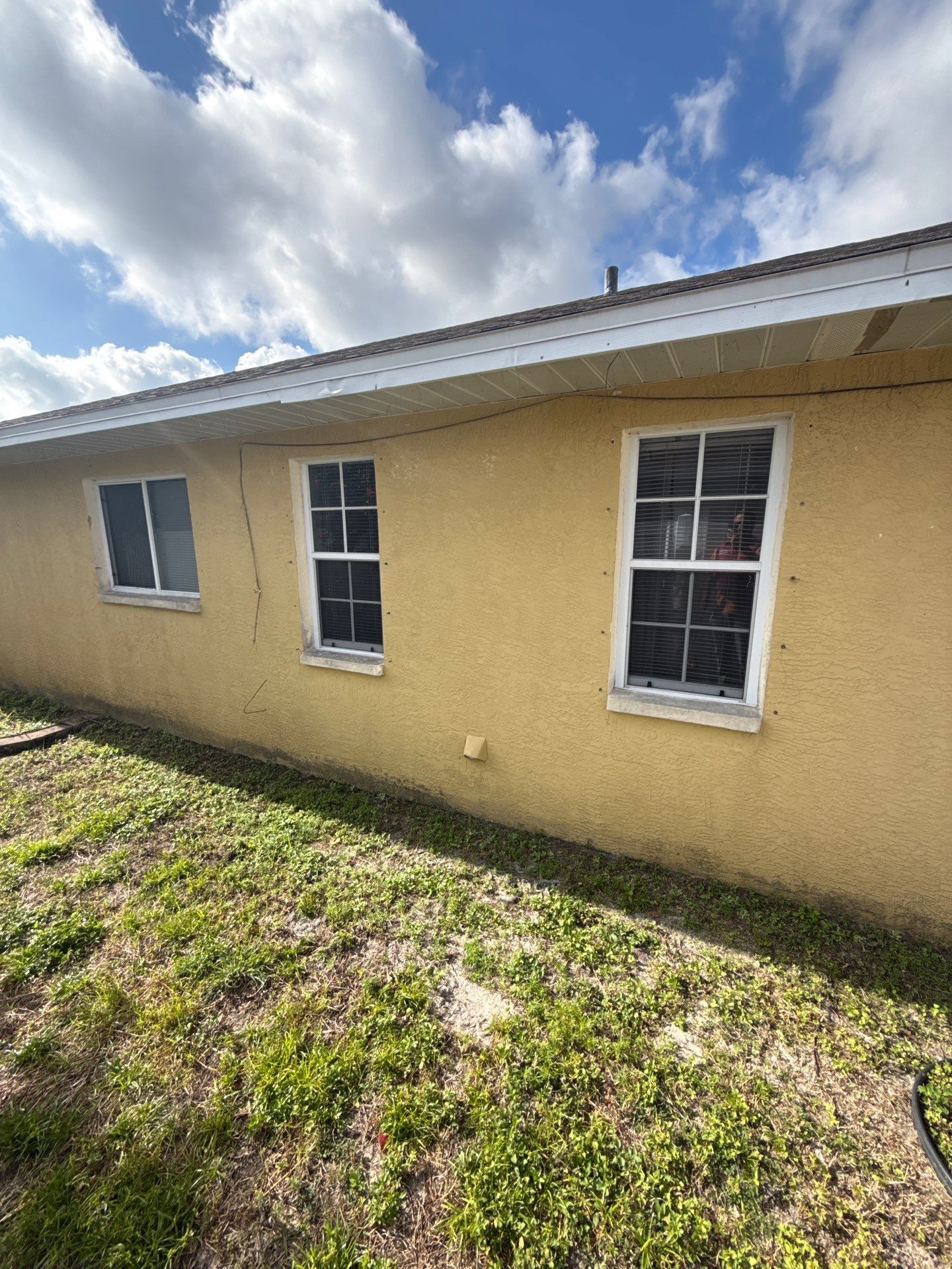 6 Inch Seamless Gutters using White Seamless Gutters in Cape Coral FL by Gutter Professors