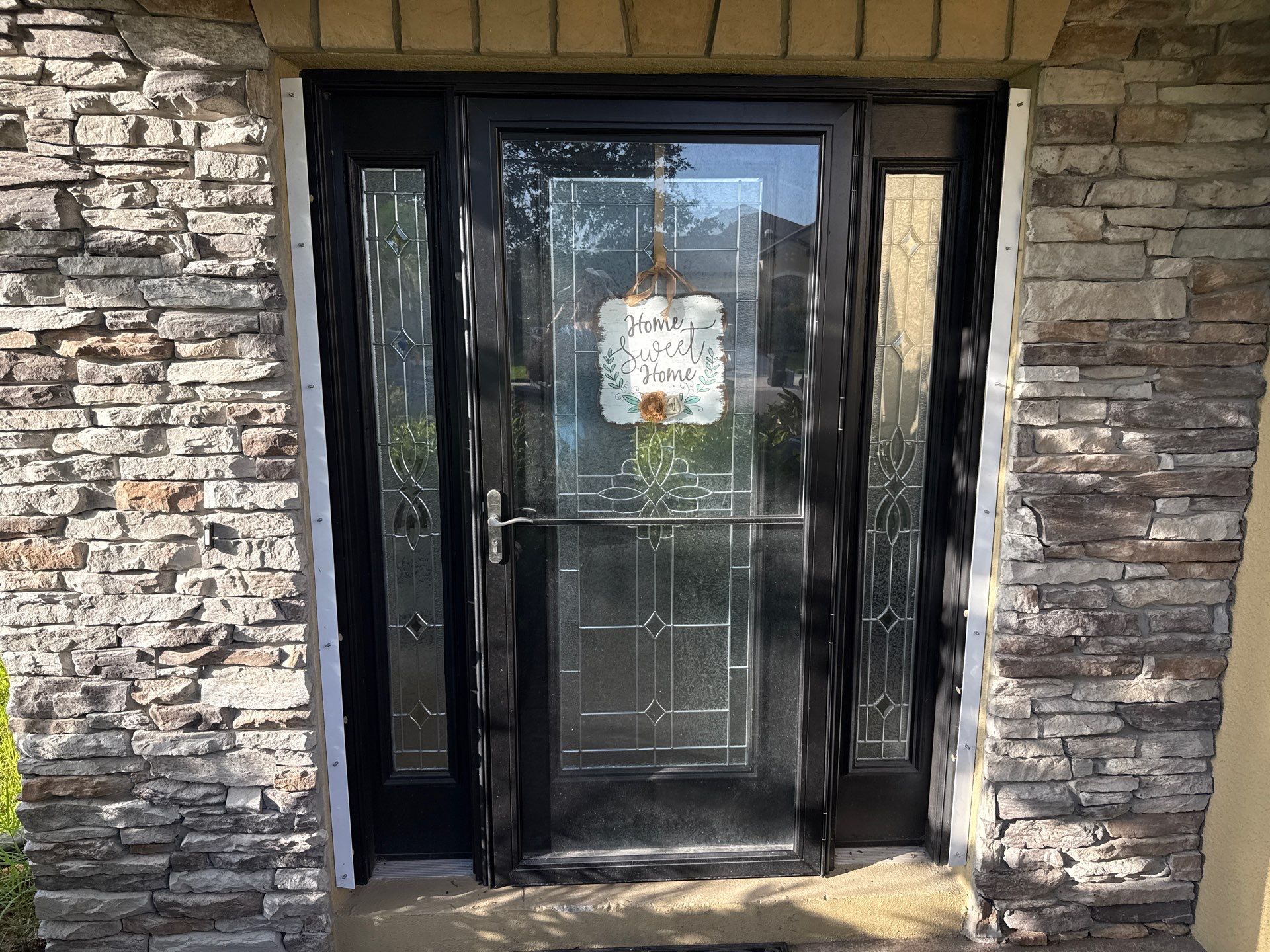 2-Story Stucco House Wash & Tan Vinyl Fence Cleaning | Sheffield Glen Palmetto, FL by Sunshine AquaWash