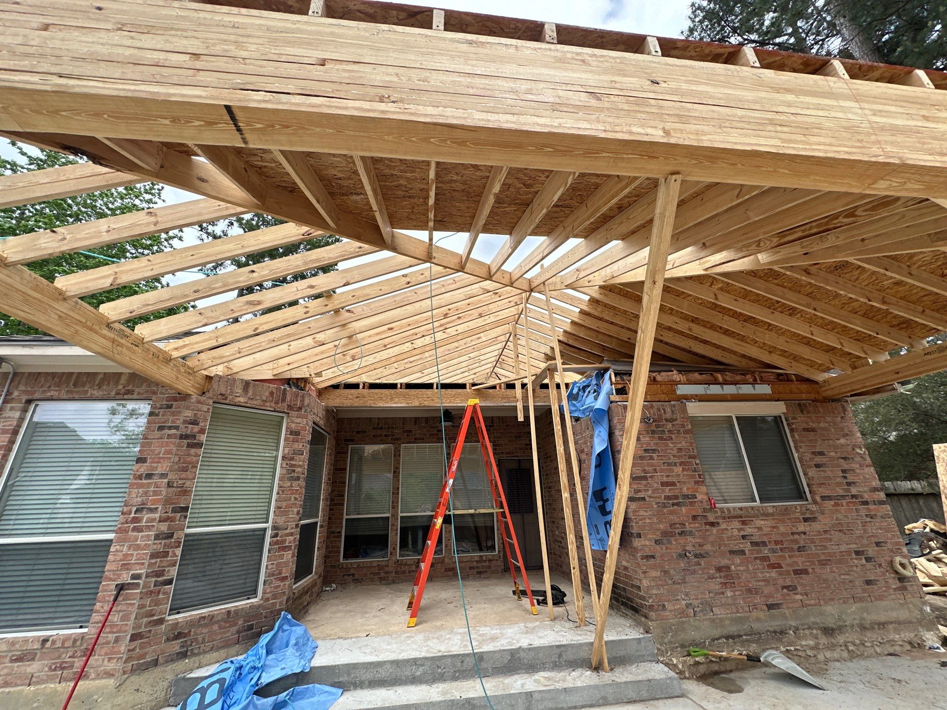 Pool, Patio Cover and Summer Kitchen in Sterling Ridge by SophAlx LLC