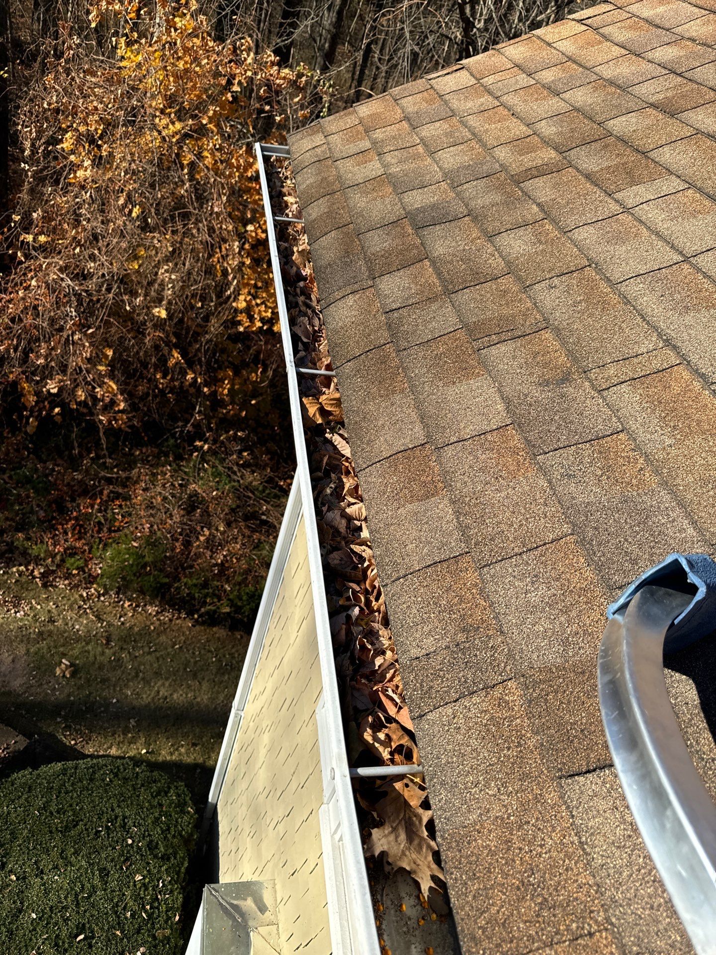 Commercial gutter cleaning Connecticut before photo with filled gutters