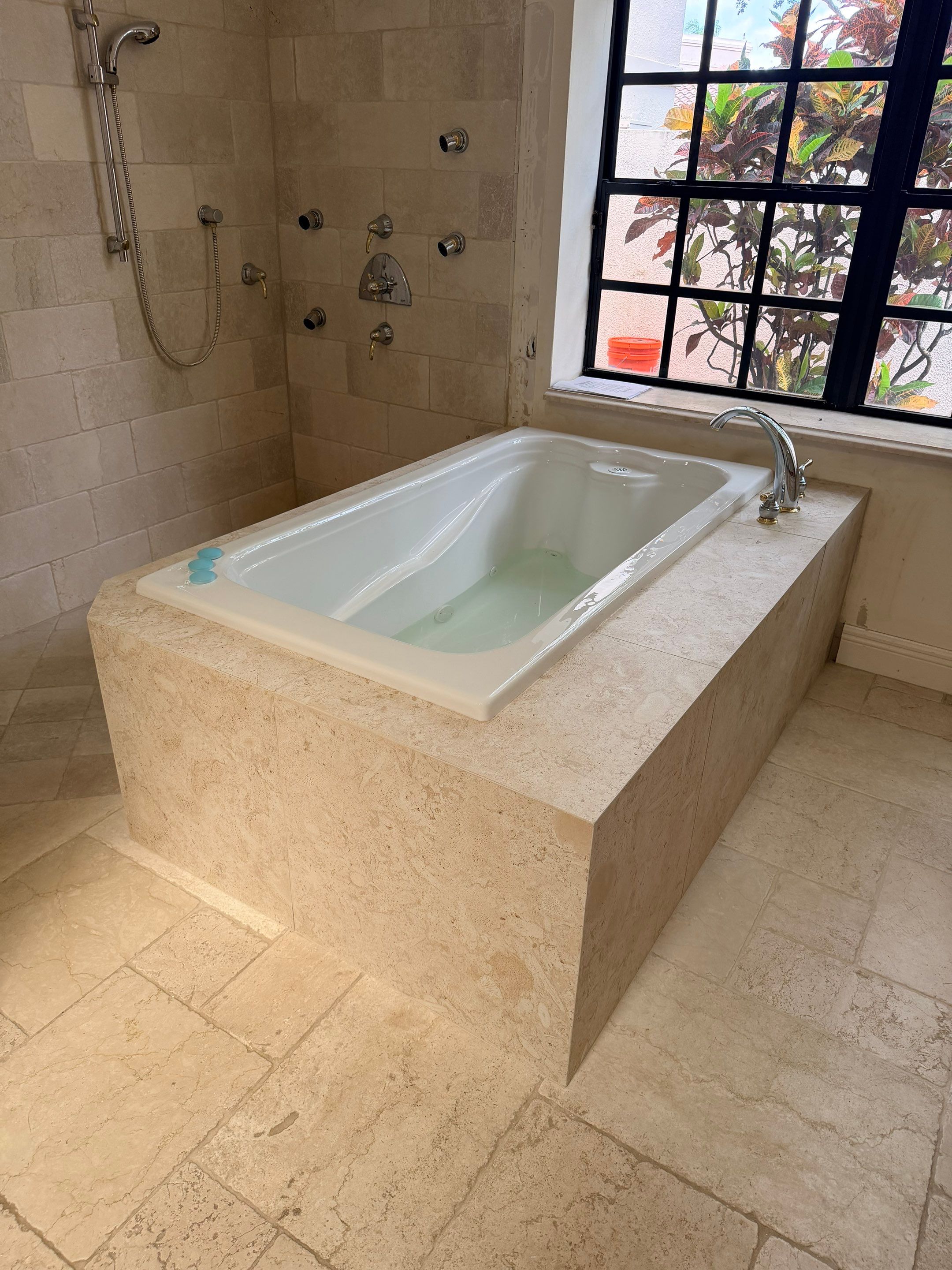 Roman Tub Remodel - Deerfield Beach by Hevi Tile