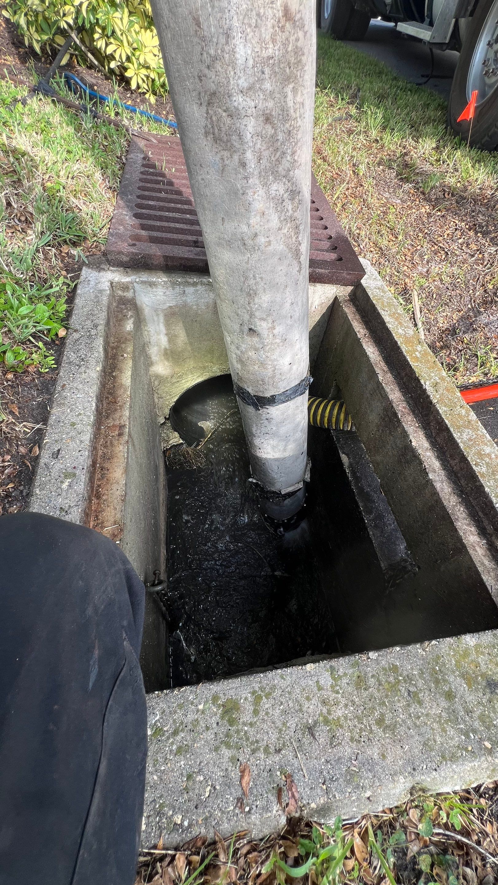 Naples Community Entry Road Stormwater System Cleaning by APS Power & Water