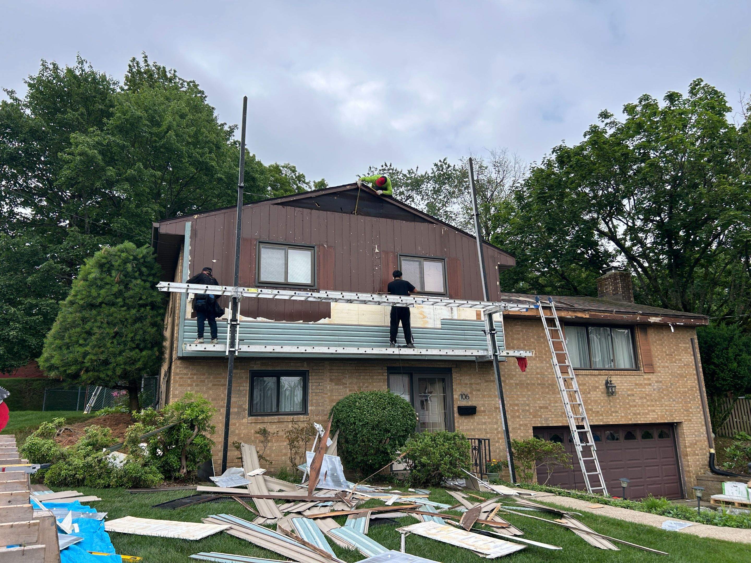 Horizontal Vinyl Siding Installation for Pittsburgh Split-Level Residence by Ideal Siding Pittsburgh