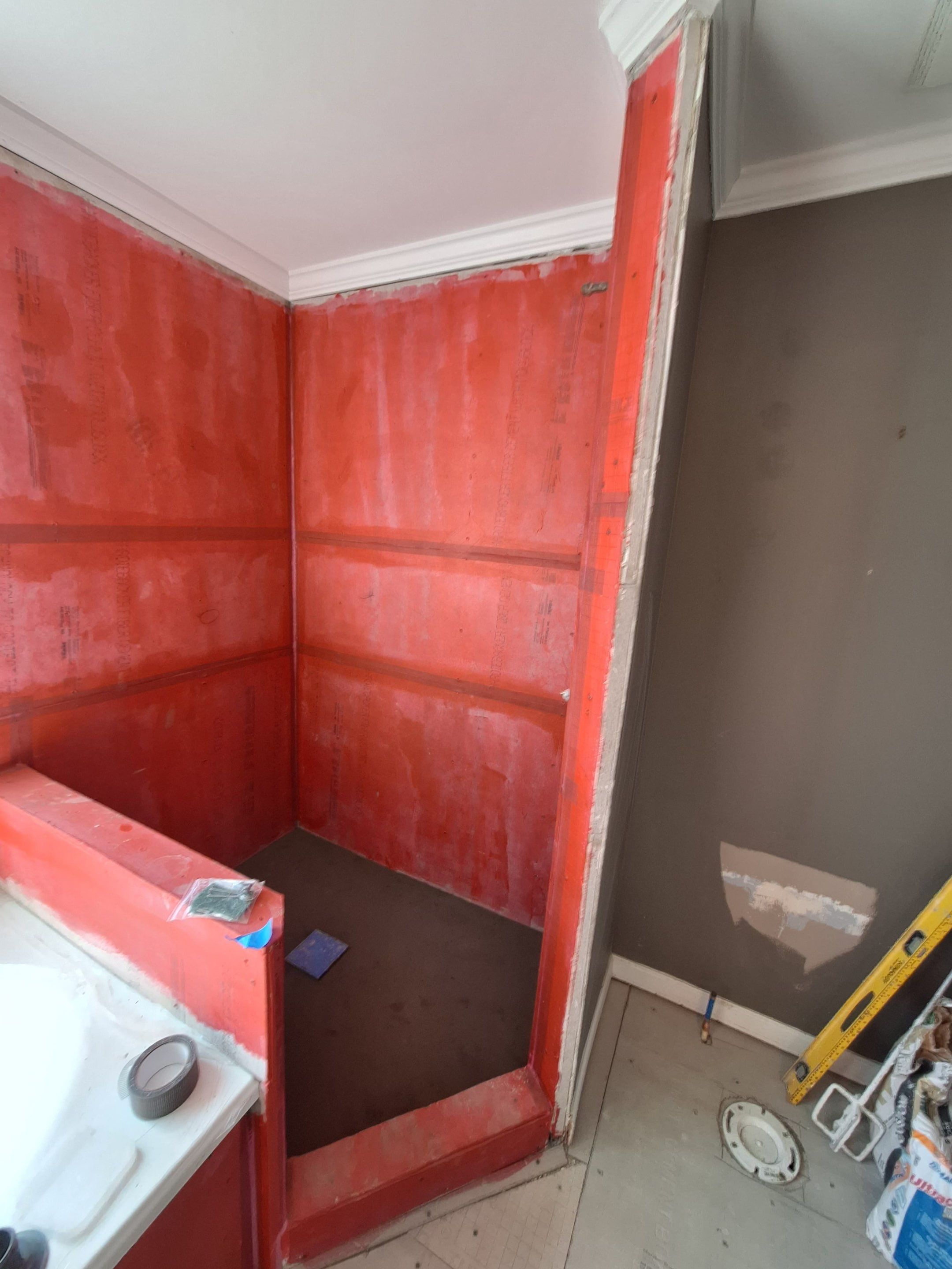 Two bathrooms renovation (hallway and master bathroom) by Prudencio