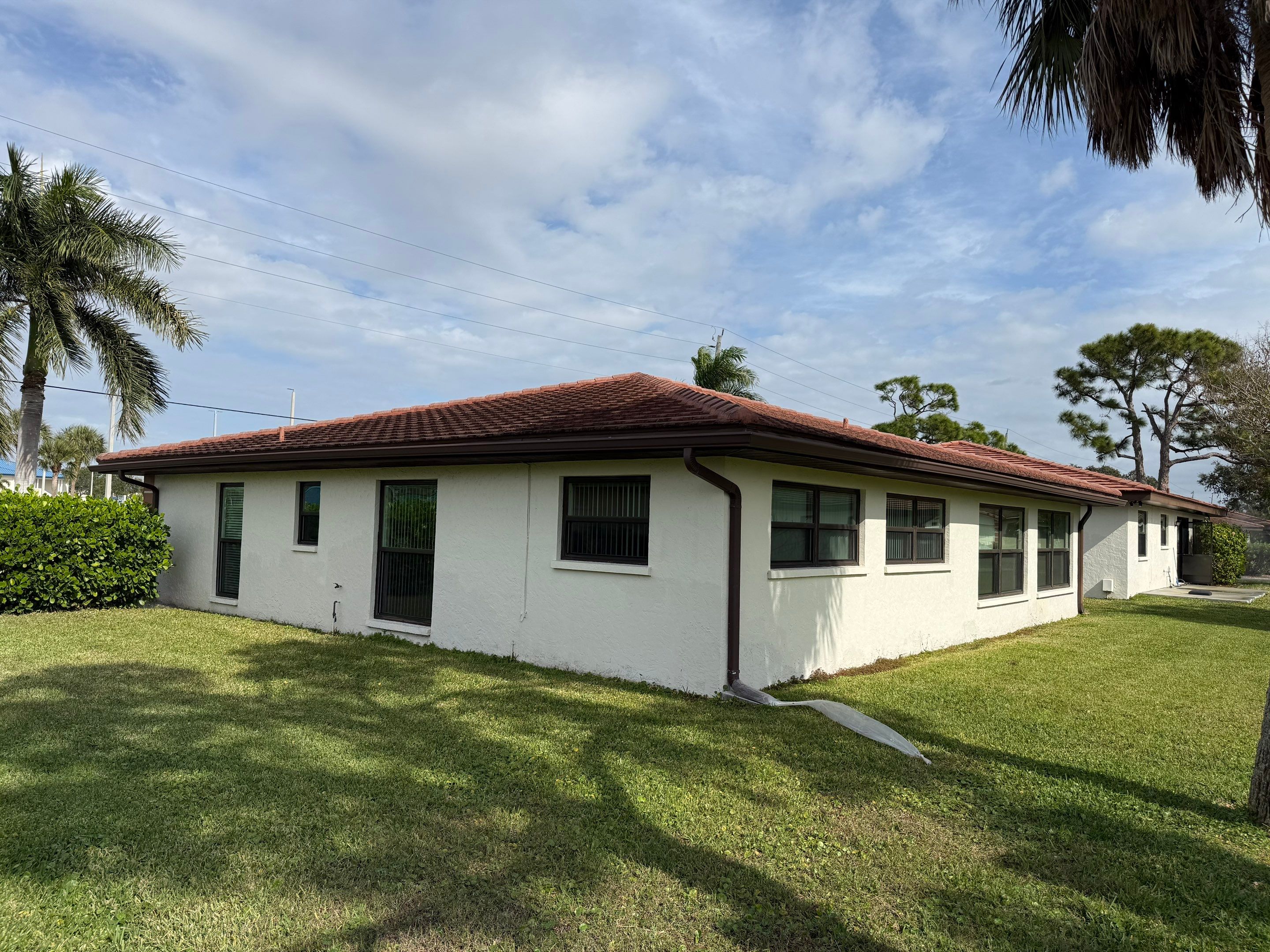 Neighboring Tile Roof Cleanings in Vivienda at Bradenton I – Bradenton, FL by Sunshine AquaWash