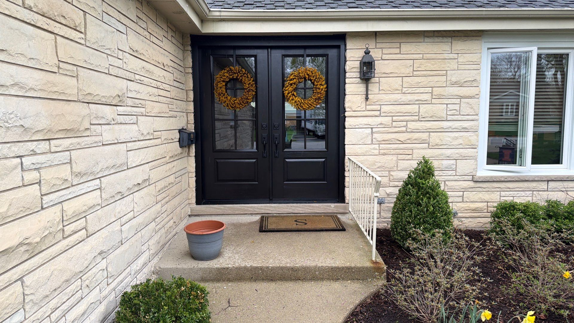 Entry door replacement project by Pro Home Services Inc