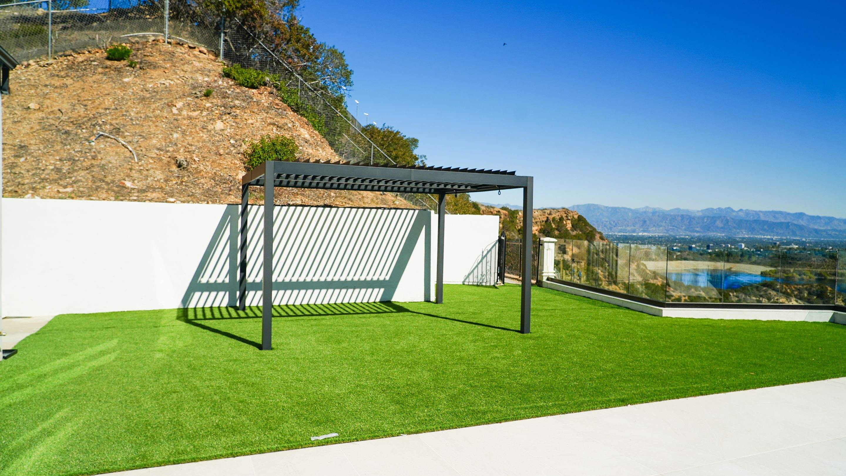 Zero-edge Pool & Backyard Trnasformation by Lax Home Inc 