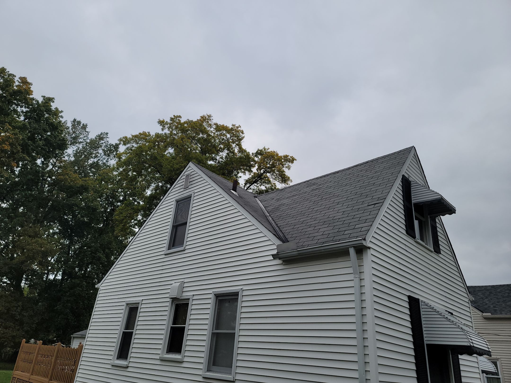 ATLAS PINNACLE COLOR: BLACK SHADOW DRIP EDGE: WHITE by Eagle Eye Roofing