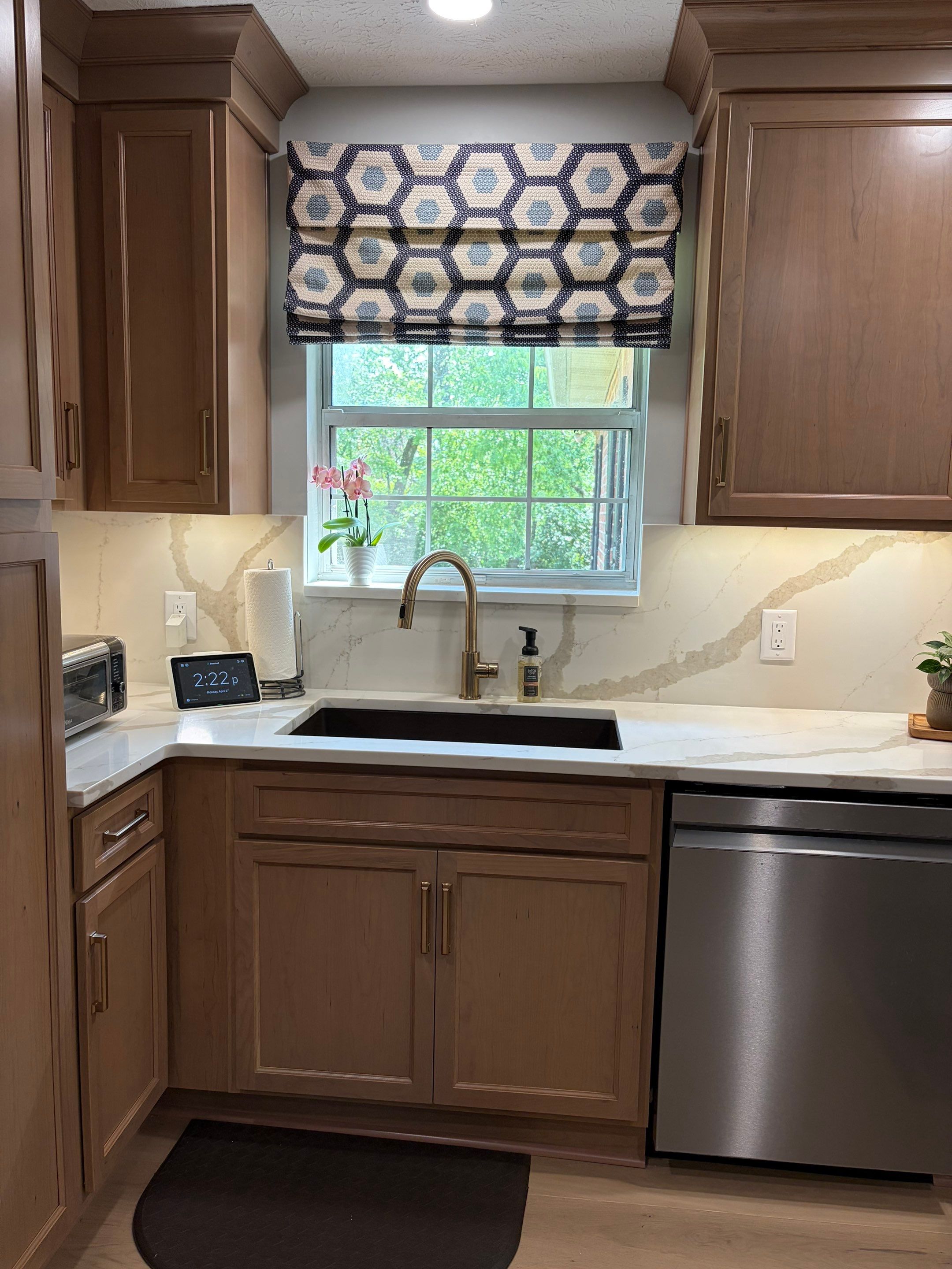 Modern Kitchen Remodel Featuring Quartz Backsplash, under cabinet lighintg, and a coffee bar in Mt. Juliet Tennessee by DeRo Renovations,LLC