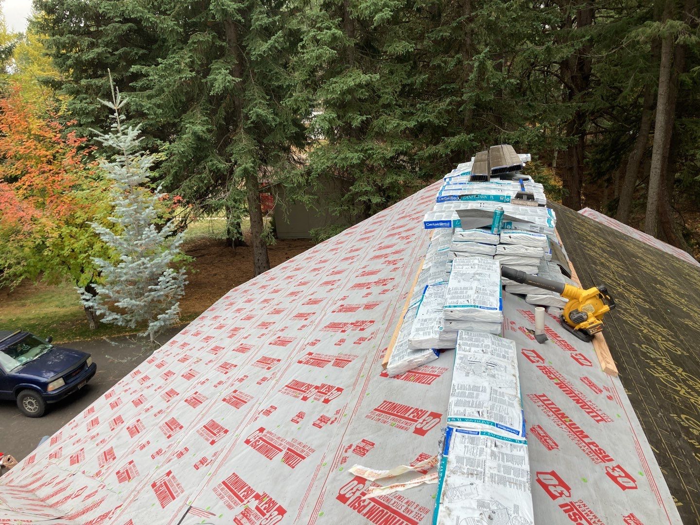 Two story new build gets a CertainTeed Landmark roof in Shenandoah  by ID Roofing LLC