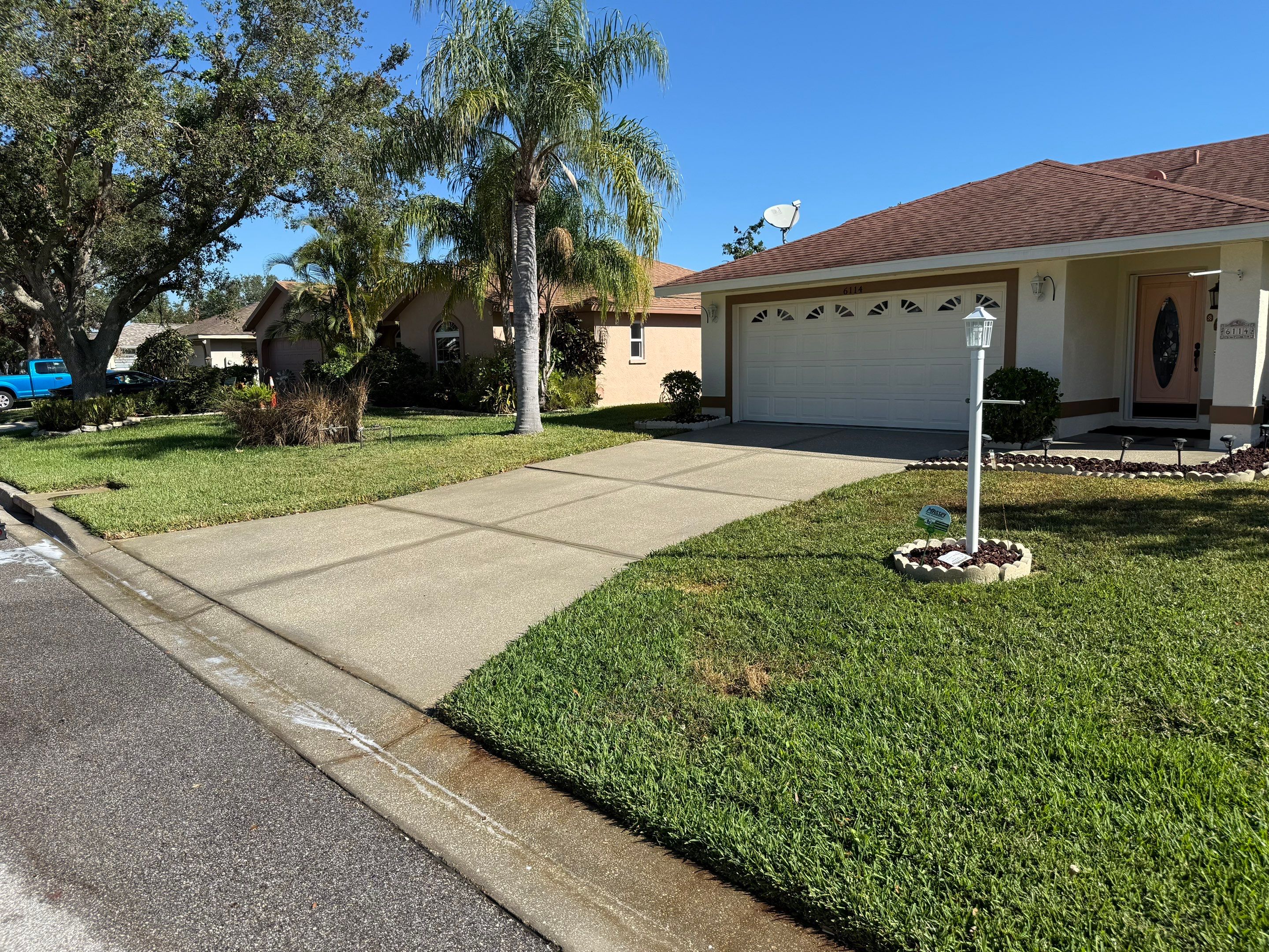 Concrete Driveway, Decorative Flowerbed Curbing & Front House Wash in Heather Glen, Palmetto, FL | Sunshine AquaWash by Sunshine AquaWash