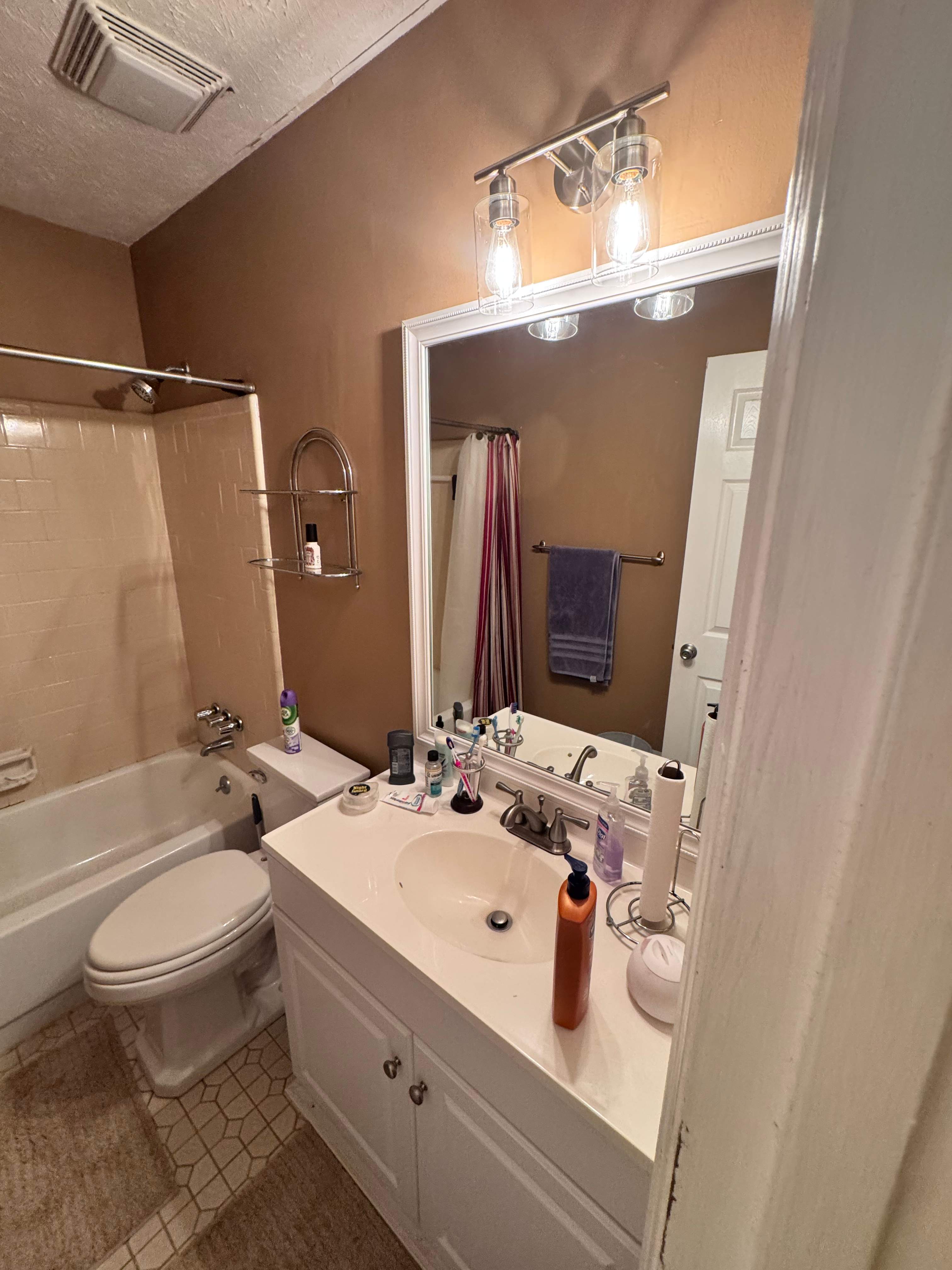 Guest bathroom renovation by Prudencio
