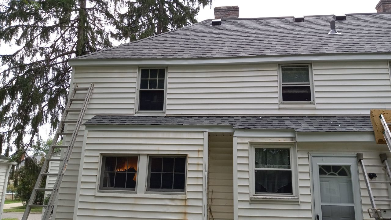 Brand: Atlas Pinnacle Color: Pristine Scotchgard Hearthstone Drip: White by Eagle Eye Roofing