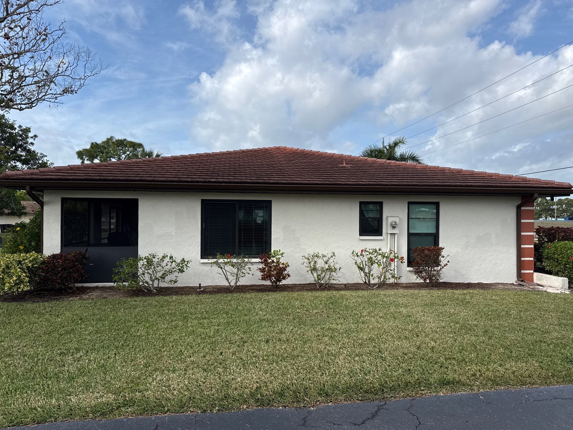 Tile Roof Cleaning in Vivienda at Bradenton I – Bradenton, FL by Sunshine AquaWash